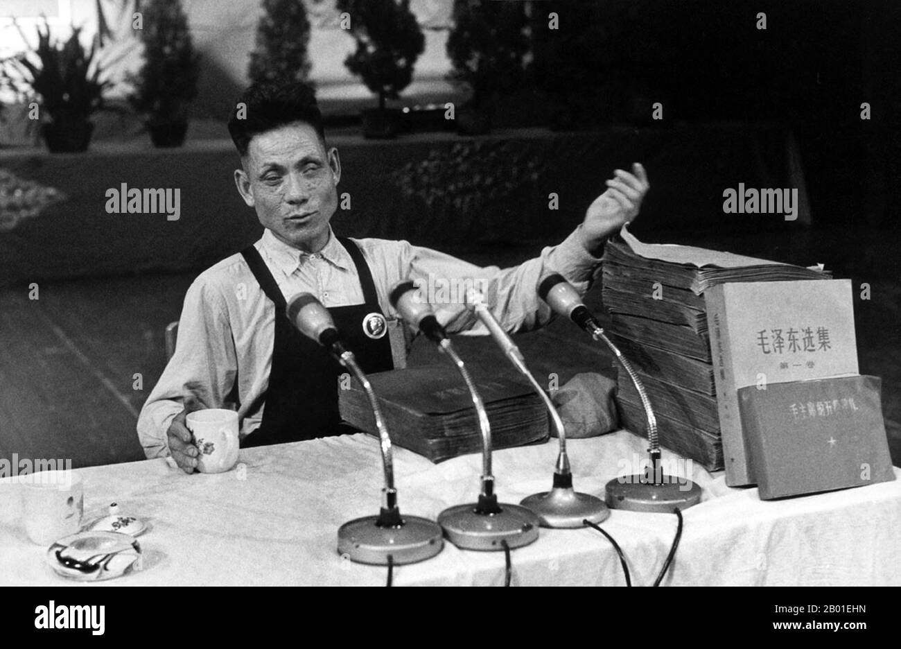 Cina: Scena dalla rivoluzione culturale (1966-1976), intitolata "l'attivista cieco che impara e usa il pensiero di Mao Zedong", 1967. La Grande Rivoluzione Culturale proletaria, comunemente nota come Rivoluzione Culturale (in cinese: 文化大革命), fu un movimento socio-politico che ebbe luogo nella Repubblica popolare Cinese dal 1966 al 1976. Messo in moto da Mao Zedong, allora presidente del Partito comunista cinese, il suo obiettivo dichiarato era di far rispettare il socialismo nel paese rimuovendo gli elementi capitalisti, tradizionali e culturali dalla società cinese, e imponendo l'ortodossia maoista all'interno del Partito. Foto Stock