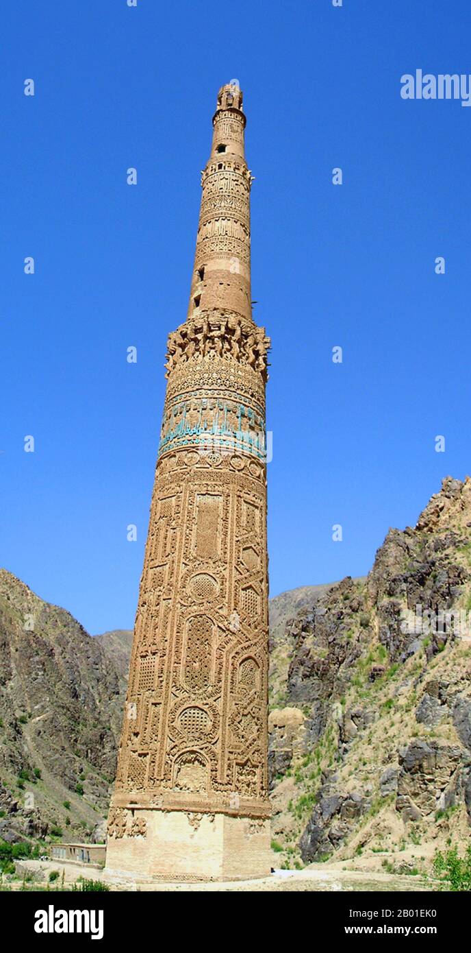 Afghanistan: Il Minareto di Jam, distretto di Shahrak, provincia di Ghor, 1190 d.C. Il Minareto di Jam è un sito patrimonio dell'umanità dell'UNESCO nell'Afghanistan occidentale. Si trova nel distretto di Shahrak, nella provincia di Ghor, vicino al fiume Hari. Il minareto alto 65 metri, circondato da montagne che raggiungono il 2400m, fu costruito nel 1190s, interamente in mattoni cotti. E' famosa per la sua intricata decorazione in mattoni, stucchi e piastrelle smaltate, che consiste in bande alternate di calligrafia kufi e naskhi, disegni geometrici, e versi del Corano (il surat Maryam, relativo a Maria, la madre di Gesù). Foto Stock