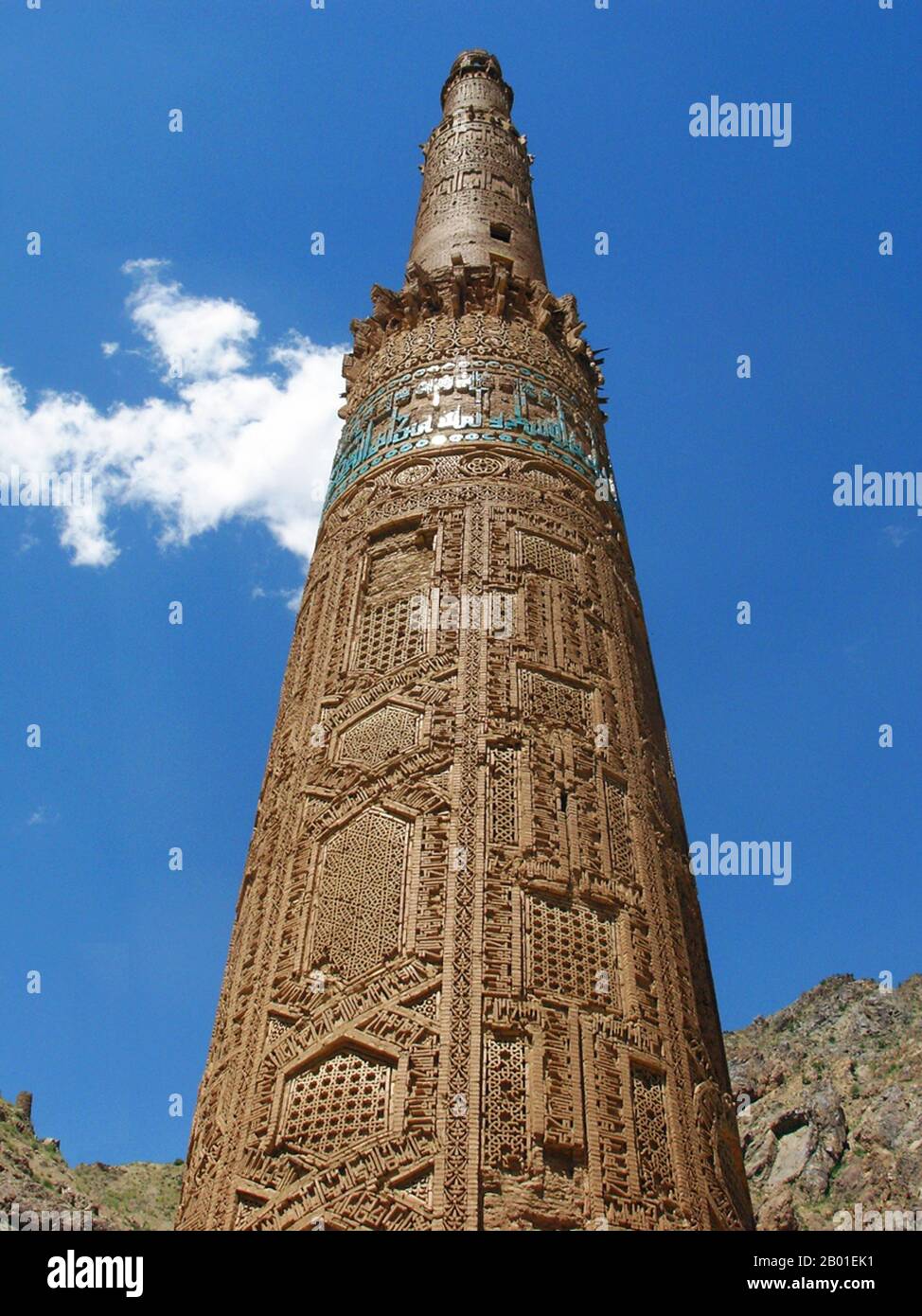 Afghanistan: Il Minareto di Jam, distretto di Shahrak, provincia di Ghor, 1190 d.C. Il Minareto di Jam è un sito patrimonio dell'umanità dell'UNESCO nell'Afghanistan occidentale. Si trova nel distretto di Shahrak, nella provincia di Ghor, vicino al fiume Hari. Il minareto alto 65 metri, circondato da montagne che raggiungono il 2400m, fu costruito nel 1190s, interamente in mattoni cotti. E' famosa per la sua intricata decorazione in mattoni, stucchi e piastrelle smaltate, che consiste in bande alternate di calligrafia kufi e naskhi, disegni geometrici, e versi del Corano (il surat Maryam, relativo a Maria, la madre di Gesù). Foto Stock