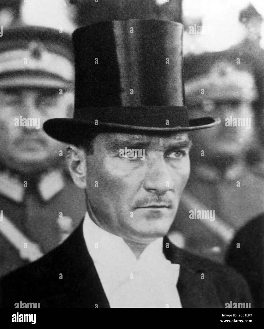 Turchia: Mustafa Kemal Ataturk (1881 - 10 novembre 1938), padre fondatore della Repubblica di Turchia, 1925. Mustafa Kemal Atatürk, noto anche come Mustafa Kemal Pasha fino al 1921 e Ghazi Mustafa Kemal dal 1921 al 1934, fu un ufficiale dell'esercito ottomano e turco, uno statista rivoluzionario, uno scrittore e il primo presidente della Turchia. Gli viene riconosciuto di essere il fondatore del moderno Stato turco. Atatürk fu un ufficiale militare durante la prima guerra mondiale Dopo la sconfitta dell'Impero Ottomano nella prima guerra mondiale, guidò il movimento nazionale turco nella guerra di indipendenza turca. Foto Stock