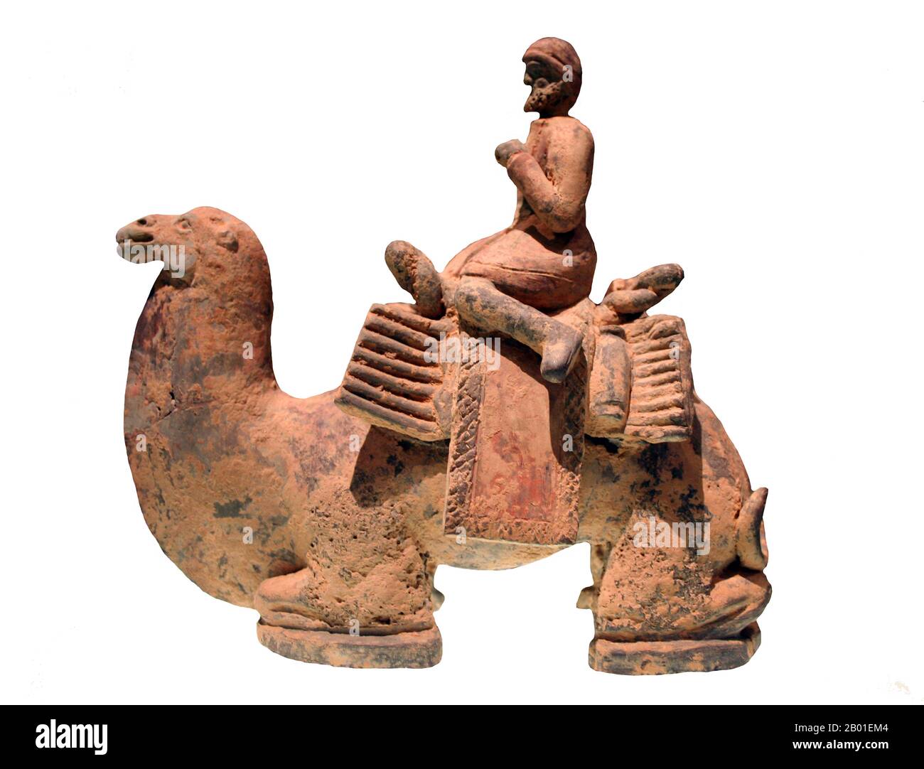 Cina: Un'Asia centrale raffigurata come un camel driver. Scultura in terracotta cinese della dinastia Wei settentrionale (386-534 CE), foto di Guillaume Jacquet (CC BY-SA 3,0 License). Il cammello bactriano (Camelus bactrianus) è un grosso ungulato a punta pari originario delle steppe dell'Asia centrale. Attualmente è limitato in natura a regioni remote dei deserti di Gobi e Taklimakan della Mongolia e dello Xinjiang. Ci sono un piccolo numero di cammelli battrici selvatici che ancora vagano nella provincia di Mangystau del Kazakistan sudoccidentale. È una delle due specie di cammello sopravvissute. Il cammello bactriano ha due gobbe. Foto Stock