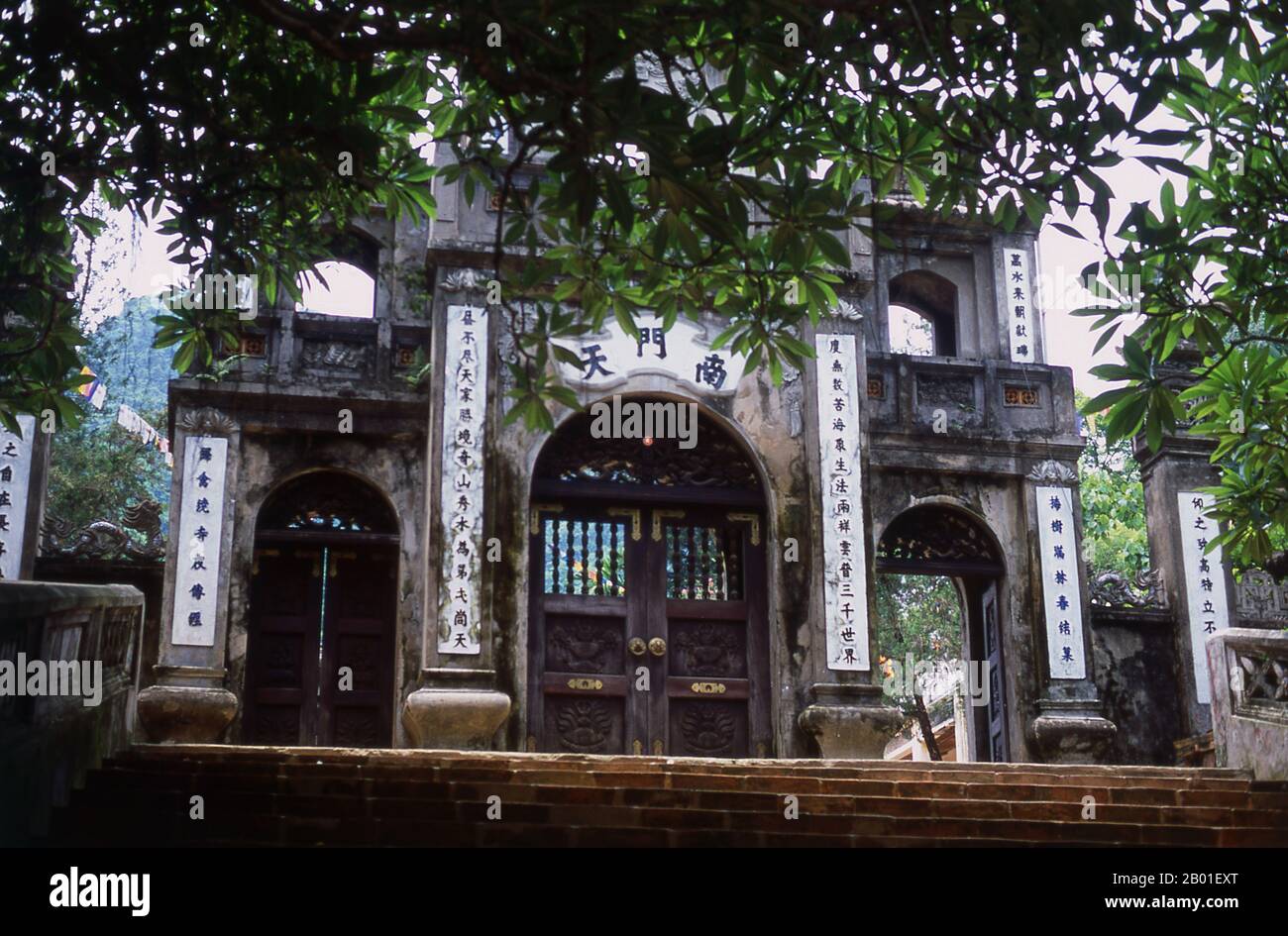 Vietnam: Ingresso principale alla Pagoda Thien Tru, Pagoda dei profumi, a sud di Hanoi. La Pagoda Thien Thu (conosciuta anche come la Pagoda Heavenly Kitchen) è stata costruita nel 18th ° secolo. Chua Huong o “Pagoda dei profumi” non è solo un edificio singolo, ma un complesso di circa 30 santuari e templi buddisti che si estendono per una certa distanza lungo la riva destra del fiume Suoi Yen e sulle colline calcaree oltre. Foto Stock