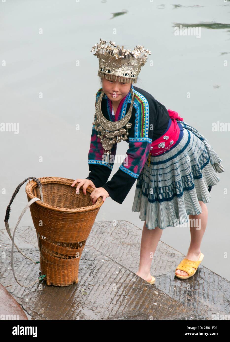 Cina: Ragazza Han vestita in costume tradizionale Miao, Fenghuang, Provincia di Hunan. Fenghuang è cinese per Phoenix e si riferisce al mitico uccello da fuoco sacro che si può trovare nelle mitologie dei Persiani, Greci, Romani, Egiziani, Cinesi, E (secondo Sanchuniathon) i Fenici. La leggenda suggerisce che due phoenixes sulla scoperta della città hovered sopra per un certo tempo considerevole prima di volare riluttante via. Fenghuang è un'antica città ben conservata che risale al 248 a.C. Ospita le minoranze Miao e Tujia. Foto Stock