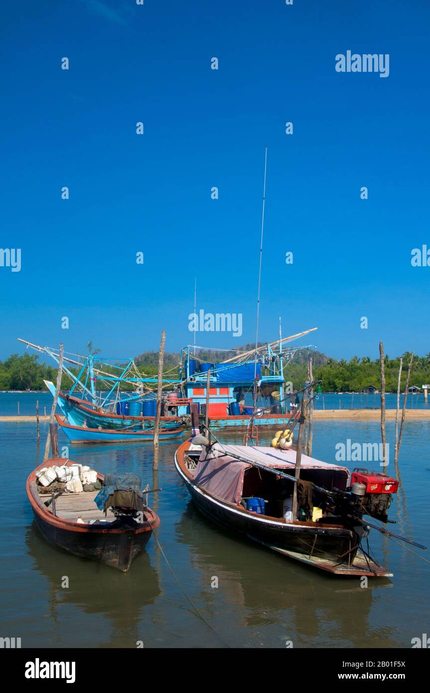 Thailandia: Barche da pesca vicino Pak Bara, provincia di Satun, Thailandia meridionale. Pak Bara è una piccola città balneare e villaggio di pescatori a circa 60 km (37 miglia) a nord-ovest del capoluogo di provincia, Satun. Anche se meno una destinazione a se stante che un salto fuori punto per le visite al Mu Ko Phetra Marine National Park e Ko Tarutao Marine National Park. Foto Stock