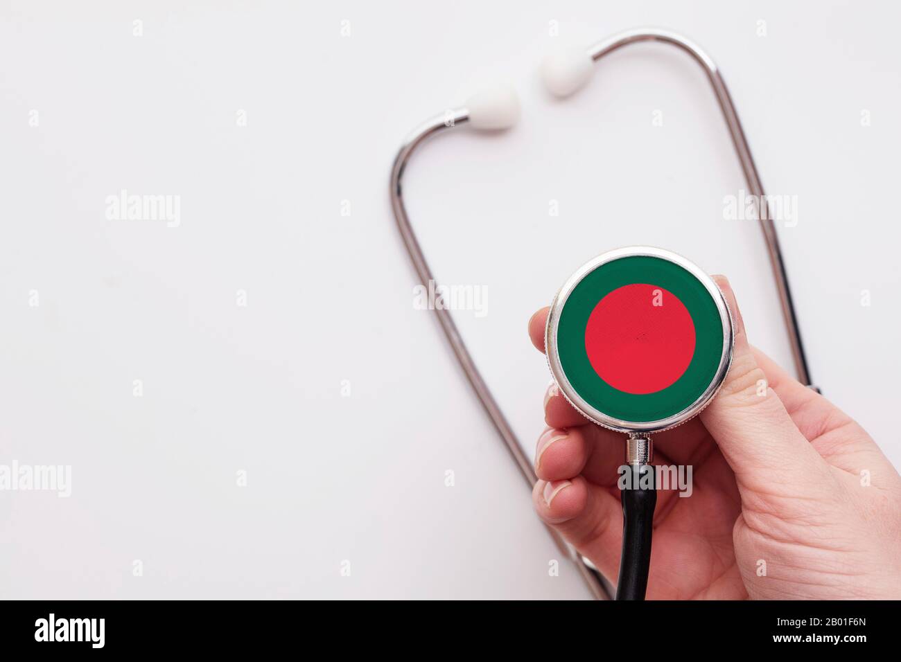 Il concetto di assistenza sanitaria del Bangladesh. Medico che detiene uno stetoscopio medico. Foto Stock