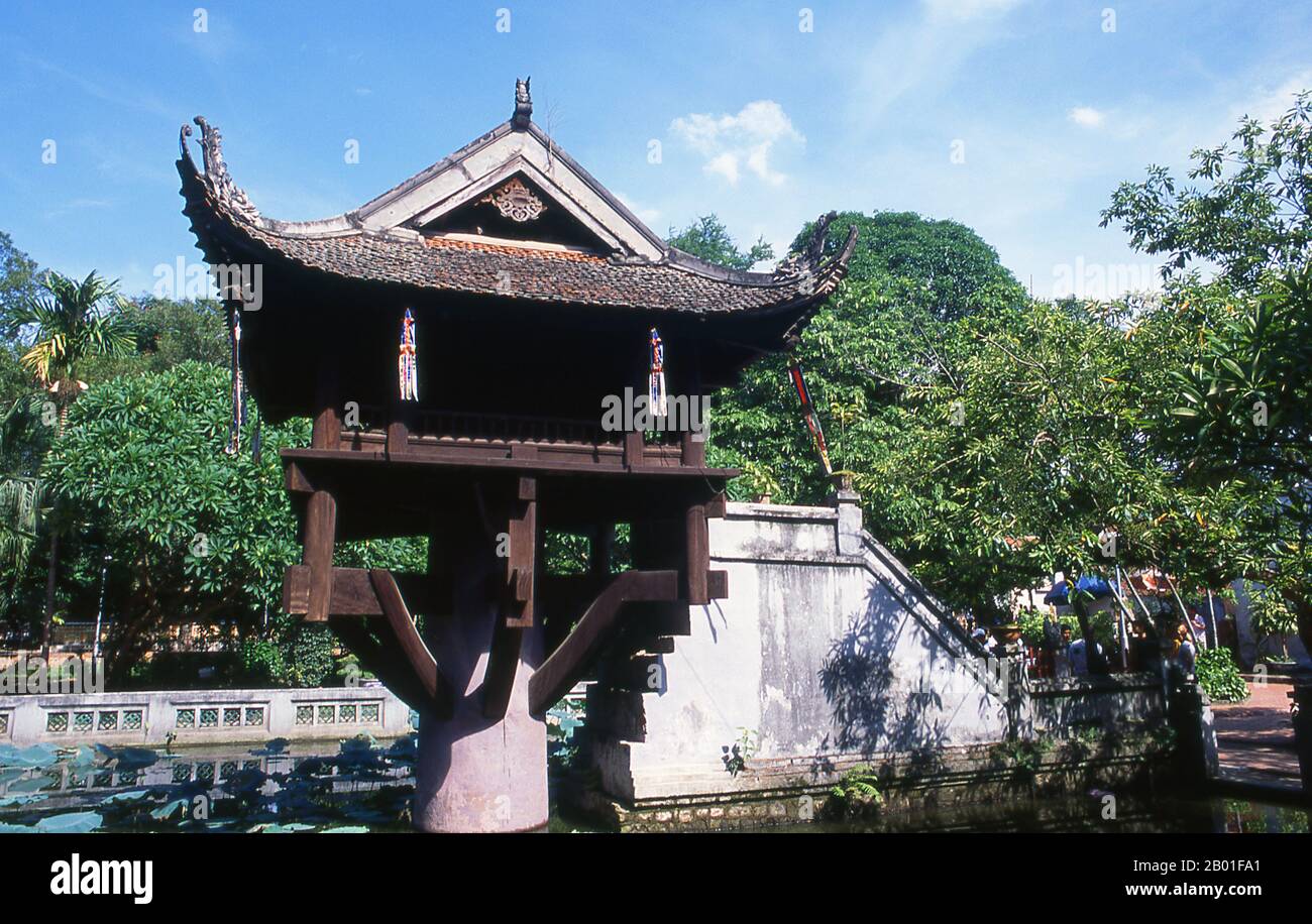 Vietnam: Chua Mot Cot o una Pagoda pilastro, Tempio di Dien Huu, Hanoi. “Pagoda a un pilastro” o Chua Mot Cot è un’icona importante per la città di Hanoi. Situato all'interno del piccolo Tempio di Dien Huu, che risale anche al 11th ° secolo, Chua Mot Cot è una pagoda in legno costruita, come suggerisce il nome, su un unico pilastro di pietra in un semplice ma elegante laghetto di loto. Re Ly Thai Tong (1000-1054) originariamente costruito sia Dien Huu Tempio e Chua Mot Cot nel 1049. Secondo la leggenda, il re, non avendo figlio, fu visitato nei suoi sogni dalla dea della Misericordia Quan am, che era seduta su un fiore di loto. Foto Stock
