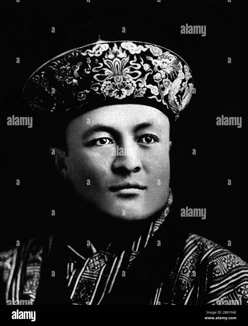 Bhutan: Sua Maestà Jigme Wangchuck (1905 - 30 marzo 1952), 2nd Druk Gyalpo o 'Dragon King' (r. 1926-1952), c. 1926. Jigme Wangchuk fu il 2nd° Gyalpo di Druk del Bhutan, ascendente al trono nel 1926 dopo la morte del padre, Ugyen Wangchuck. Nell'ambito delle riforme giuridiche e infrastrutturali durante il suo regno, continuò la politica del Bhutan di isolamento quasi completo dal mondo esterno, con gli unici legami esteri che erano con il Raj britannico in India. Il Druk Gyalpo ('Re del Drago') è il capo di stato del Bhutan. È anche conosciuto in inglese come il re del Bhutan. Foto Stock