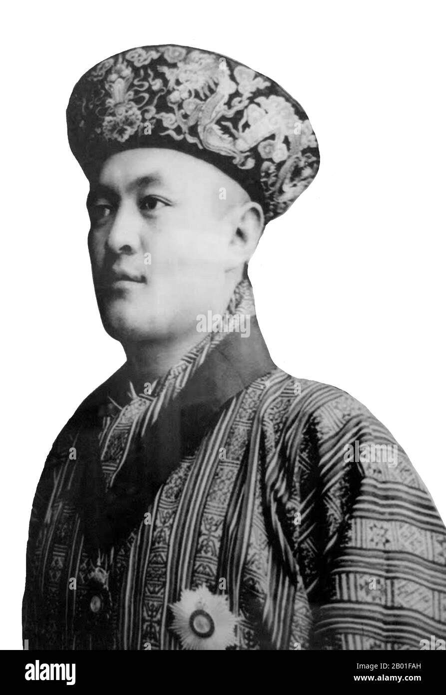 Bhutan: Sua Maestà Jigme Wangchuck (1905 - 30 marzo 1952), 2nd Druk Gyalpo o 'Dragon King' (r. 1926-1952), c. 1926. Jigme Wangchuk fu il 2nd° Gyalpo di Druk del Bhutan, ascendente al trono nel 1926 dopo la morte del padre, Ugyen Wangchuck. Nell'ambito delle riforme giuridiche e infrastrutturali durante il suo regno, continuò la politica del Bhutan di isolamento quasi completo dal mondo esterno, con gli unici legami esteri che erano con il Raj britannico in India. Il Druk Gyalpo ('Re del Drago') è il capo di stato del Bhutan. È anche conosciuto in inglese come il re del Bhutan. Foto Stock
