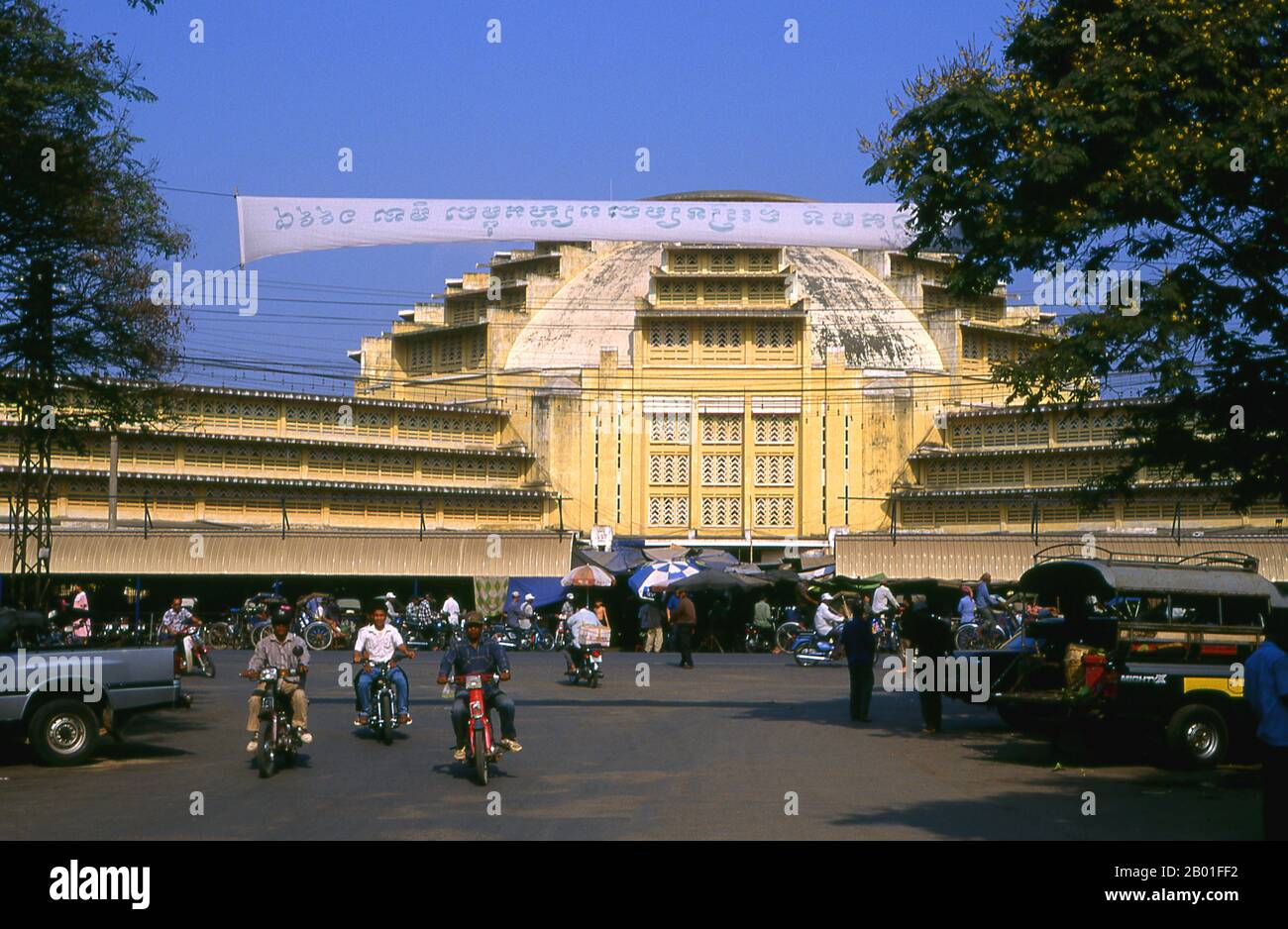 Cambogia: Il mercato centrale Art Deco (conosciuto in Khmer come Psar Thmei o nuovo mercato), Phnom Penh. Phnom Penh si trova sul lato occidentale del fiume Mekong nel punto in cui è Unito dal fiume SAP e si divide nel fiume Bassac, facendo un punto di incontro di quattro grandi corsi d'acqua noti in Cambogia come Chatomuk o 'quattro facce'. E 'stato centrale per la vita cambogiana da poco dopo l'abbandono di Angkor a metà del 14th ° secolo ed è stata la capitale dal 1866. Foto Stock