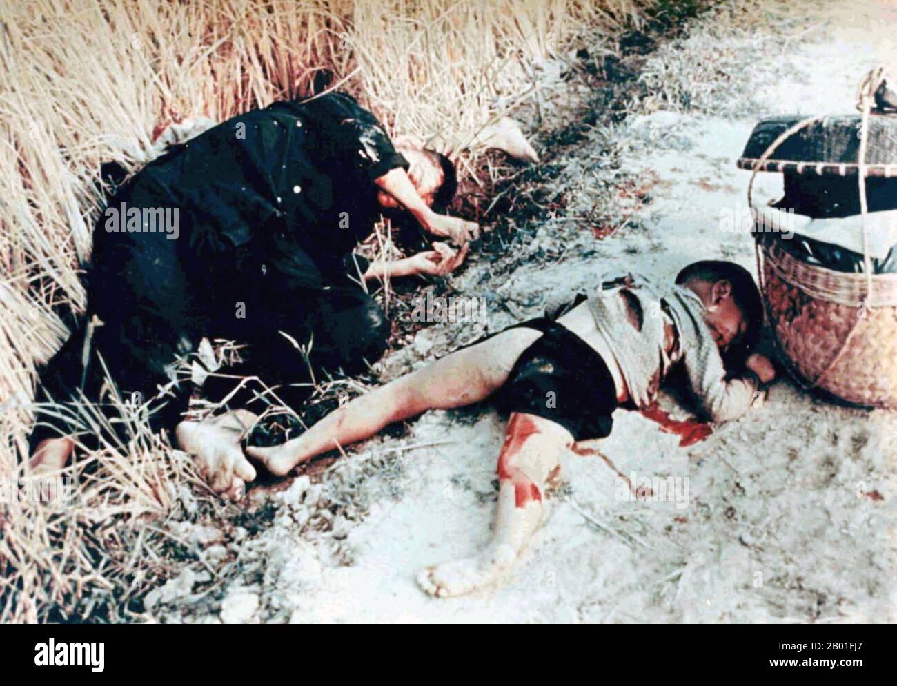 Vietnam: Una vittima maschio e un bambino vittima del massacro di My Lai o Thảm sát Mỹ Lai, 6 marzo 1868. Foto di Sgt. Ronald L. Haeberle. Il massacro di My Lai è stato l'omicidio di massa di guerra del Vietnam di 347–504 civili disarmati nel Vietnam del Sud il 16 marzo 1968, da parte dei soldati dell'esercito degli Stati Uniti della compagnia 'Charlie' di 1st battaglione, 20th reggimento di fanteria, 11th Brigata della divisione Americal. La maggior parte delle vittime erano donne, bambini (compresi i bambini) e anziani. Molti furono violentati, picchiati e torturati, e alcuni dei corpi furono poi trovati mutilati. Foto Stock