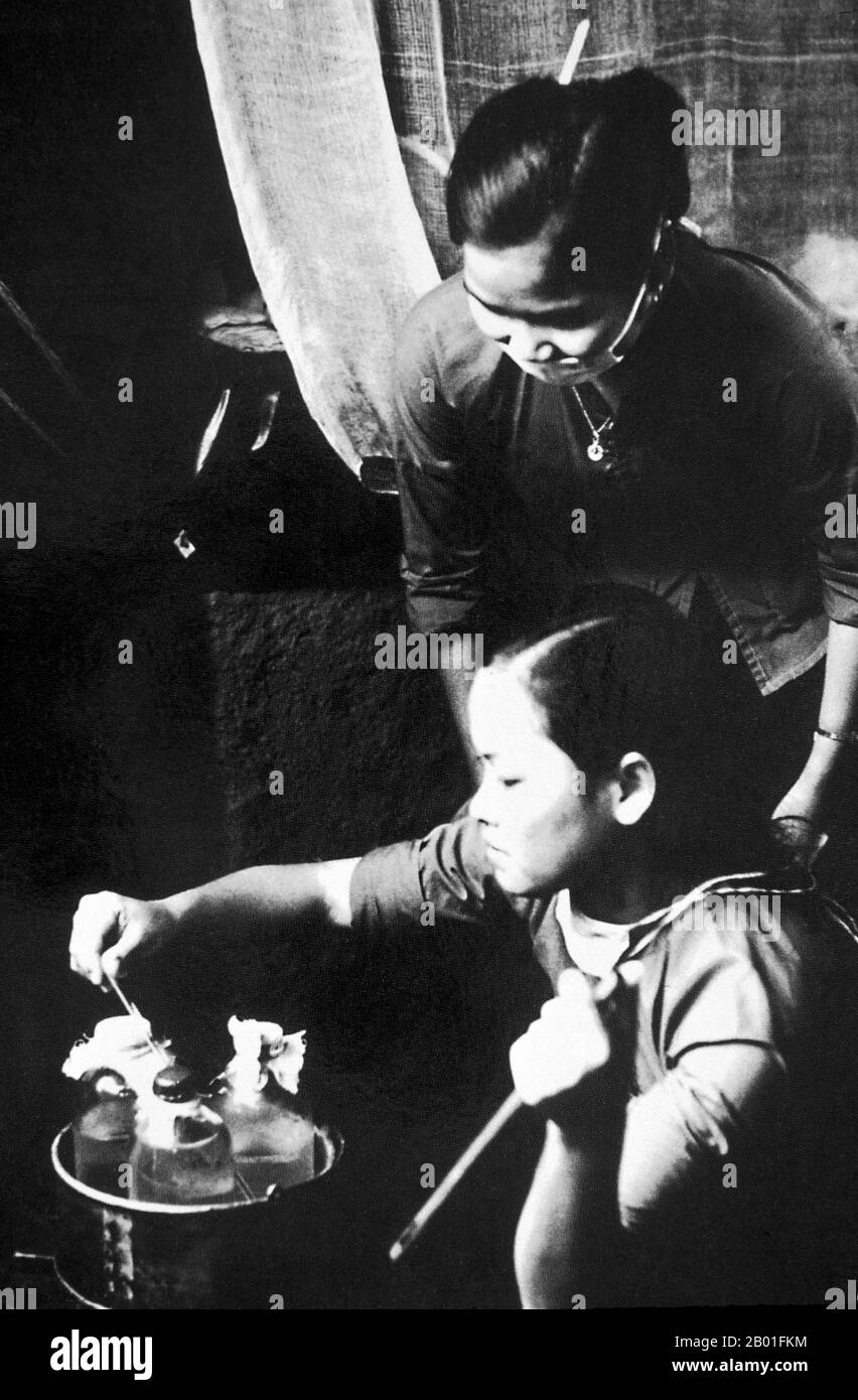 Vietnam: Infermieri presso un ospedale sotterraneo National Liberation Front Field, tunnel di Cu Chi, circa 1966. La seconda guerra indochina, conosciuta in America come la guerra del Vietnam, fu un conflitto militare dell'epoca della guerra fredda che si verificò in Vietnam, Laos e Cambogia dal 1 novembre 1955 alla caduta di Saigon il 30 aprile 1975. Questa guerra seguì la prima Guerra d'Indocina e fu combattuta tra il Vietnam del Nord, sostenuto dai suoi alleati comunisti, e il governo del Vietnam del Sud, sostenuto dagli Stati Uniti e da altre nazioni anticomuniste. Foto Stock