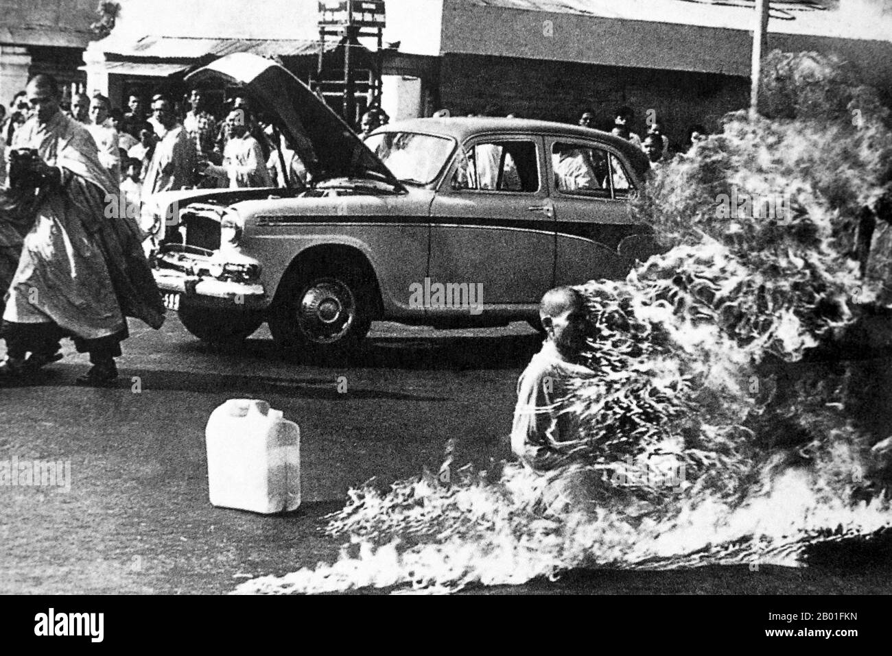 Vietnam: Un monaco buddista si brucia vivo per le strade di Saigon per protestare contro il regime di Diem. Foto di Malcolm Browne (17 aprile 1931 - 27 agosto 2012), 11 giugno 1963. I monaci buddisti, specialmente da Hue nel Vietnam centrale, ma anche da altre località tra cui Saigon, praticarono l'autoimmolazione per protestare contro la divisione del Vietnam nel nord e nel sud, la natura autoritaria di regimi sudvietnamiti consecutivi e il coinvolgimento del Vietnam meridionale con gli Stati Uniti d'America. Foto Stock