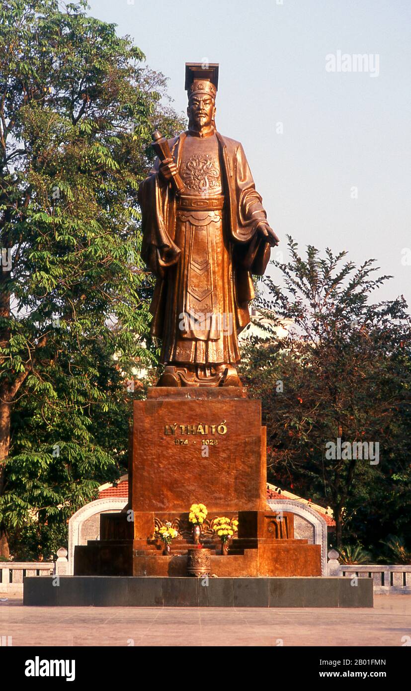 Vietnam: Ly Thai alla statua, Indira Gandhi Park, ho Hoan Kiem Lago, Hanoi. Lý Thái Tổ (nome di nascita Lý Công Uẩn) fu Đại Việt Imperatore e fu il fondatore della dinastia Lý, che regnò dal 1009 al 1028 d.C. Nel 1010, Ly Thai tornò a dai la (oggi Hanoi). Secondo la leggenda, quando entrò nella ex capitale, un drago d'oro si staccò dalla cima della cittadella e salì in cielo. Questo fu preso dall'imperatore come un segno straordinariamente propizio, e immediatamente rinominò la città di Thang Long, o 'Drago Ascendente'. Ly Thai To è considerato il padre fondatore di Hanoi. Foto Stock