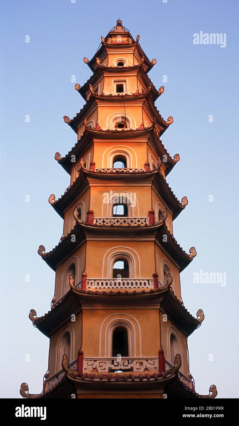 Vietnam: Dieu Quang o Pagoda di “luce miracolosa” a Chua Lien Phai, la “Pagoda della Setta del Loto”, una delle poche reliquie sopravvissute dei signori Trinh (1553-1786) ad Hanoi. Secondo l'iscrizione sulla stele centrale a Chua Lien Phai, Lord Trinh Thap (1697-1733) aveva un palazzo in questa zona, e un giorno i suoi operai scavarono una grande roccia a forma di radice di loto nei giardini del palazzo. Lord Trinh ha preso questo come un'indicazione da Buddha che doveva abbandonare le sue vie mondane e diventare un monaco. Fece rasare la testa e ordinò la costruzione di un tempio nella zona dove la pietra fu scoperta. Foto Stock