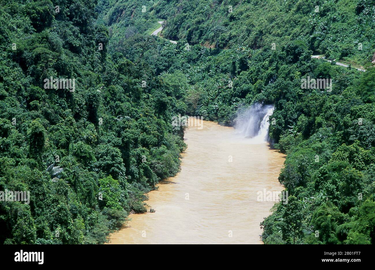 Vietnam: Cascate di Tak Bai, fiume Nam Na, 8 km a sud di Pa Tan, Vietnam nord-occidentale. La popolazione delle valli di questa regione è ancora prevalentemente Tai, ma qui vivono anche altre minoranze, tra cui il Mang. Sono tra i meno numerosi dei 57 gruppi etnici riconosciuti del Vietnam, con una popolazione totale inferiore a 2.500 abitanti. Sono un popolo lun-khmer che pratica il tatuaggio del mento, così naturalmente abbiamo voluto attraversare e visitare. Foto Stock