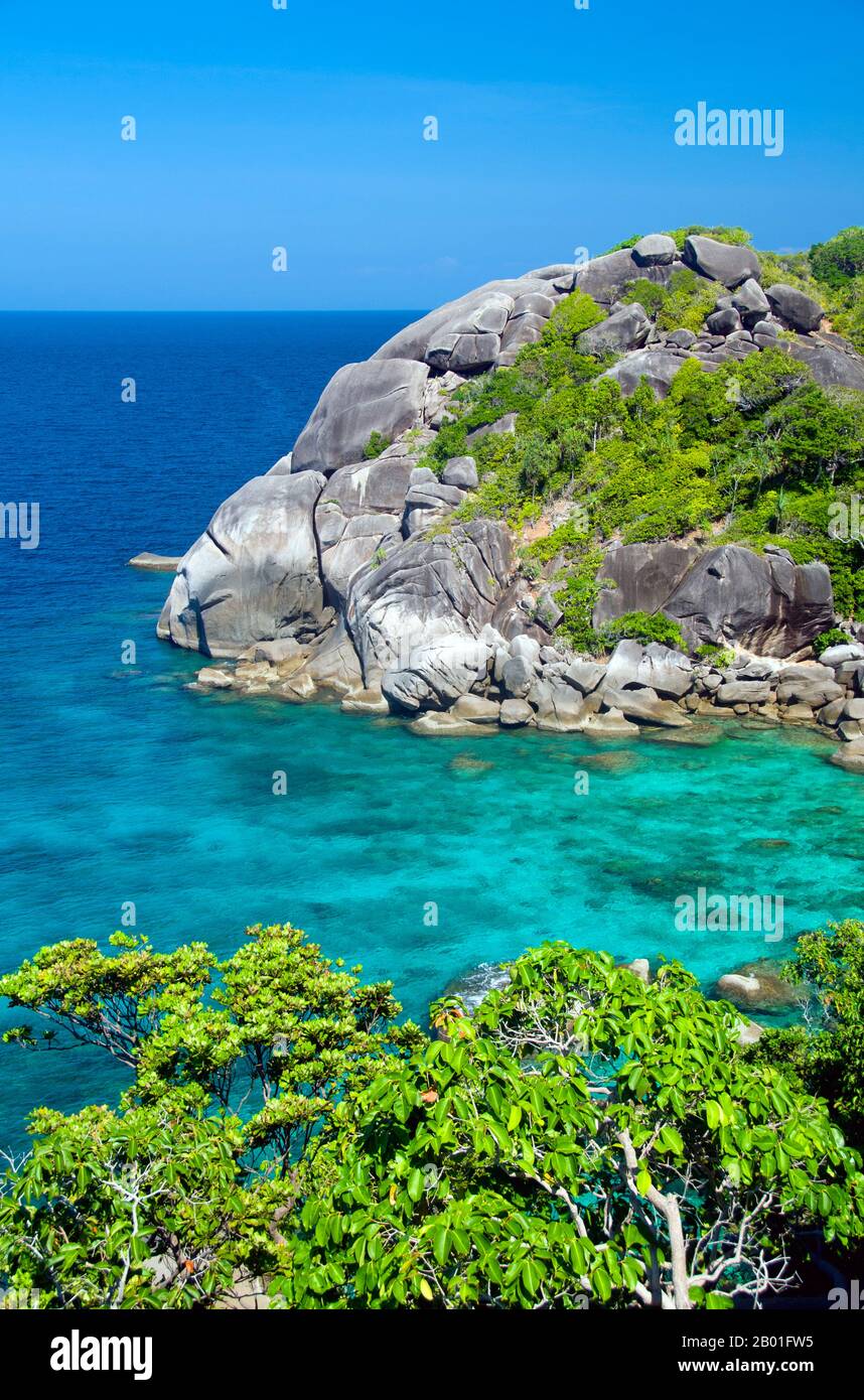 Thailandia: Isola Similan (Isola 8), Isole Similan. Le isole Similan si trovano a circa 100 chilometri a nord-ovest di Phuket nel Mare delle Andamane. Nel 1982, questa area di 128 chilometri quadrati è stata dichiarata parco nazionale marino, e negli ultimi anni il gruppo di nove piccole isole (Similan è derivato dal sembilano malese, e significa nove) è diventato una delle principali attrazioni per i visitatori del sud della Thailandia. Le isole sono rinomate tra i subacquei per le loro ricche barriere coralline, le acque limpide e le spiagge incontaminate. I migliori mesi di immersione sono tra dicembre e maggio. Foto Stock