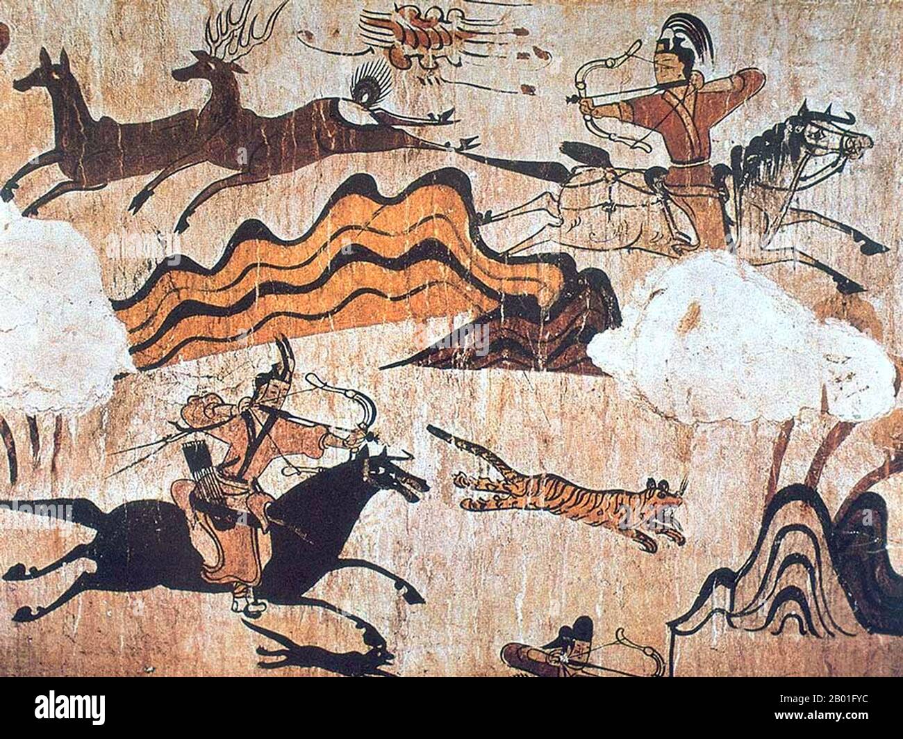 Corea/Cina: Scena di caccia, Tomba dei ballerini, da Koguryo, Muro occidentale della camera di sepoltura, Tomba dei ballerini, Provincia di Jilin, 5th° secolo d.C. Goguryeo o Koguryŏ era un antico regno coreano situato nelle attuali parti settentrionali e centrali della penisola coreana, della Manciuria meridionale e della provincia marittima russa meridionale. Insieme a Baekje e Silla, Goguryeo fu uno dei tre Regni della Corea. Goguryeo ha partecipato attivamente alla lotta di potere per il controllo della penisola coreana, oltre che agli affari esteri delle politiche vicine in Cina e Giappone. Foto Stock