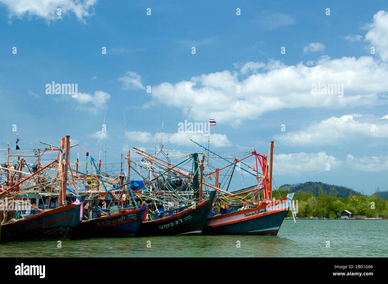 Thailandia: Barche da pesca, Pak Bara. Pak Bara è una piccola città balneare e villaggio di pescatori nel sud della Thailandia a circa 60 km (37 miglia) a nord-ovest del capoluogo di provincia di Satun. Serve come punto di partenza per le visite al Parco Nazionale Marino di Mu Ko Phetra e al Parco Nazionale Marino di Ko Tarutao. Foto Stock