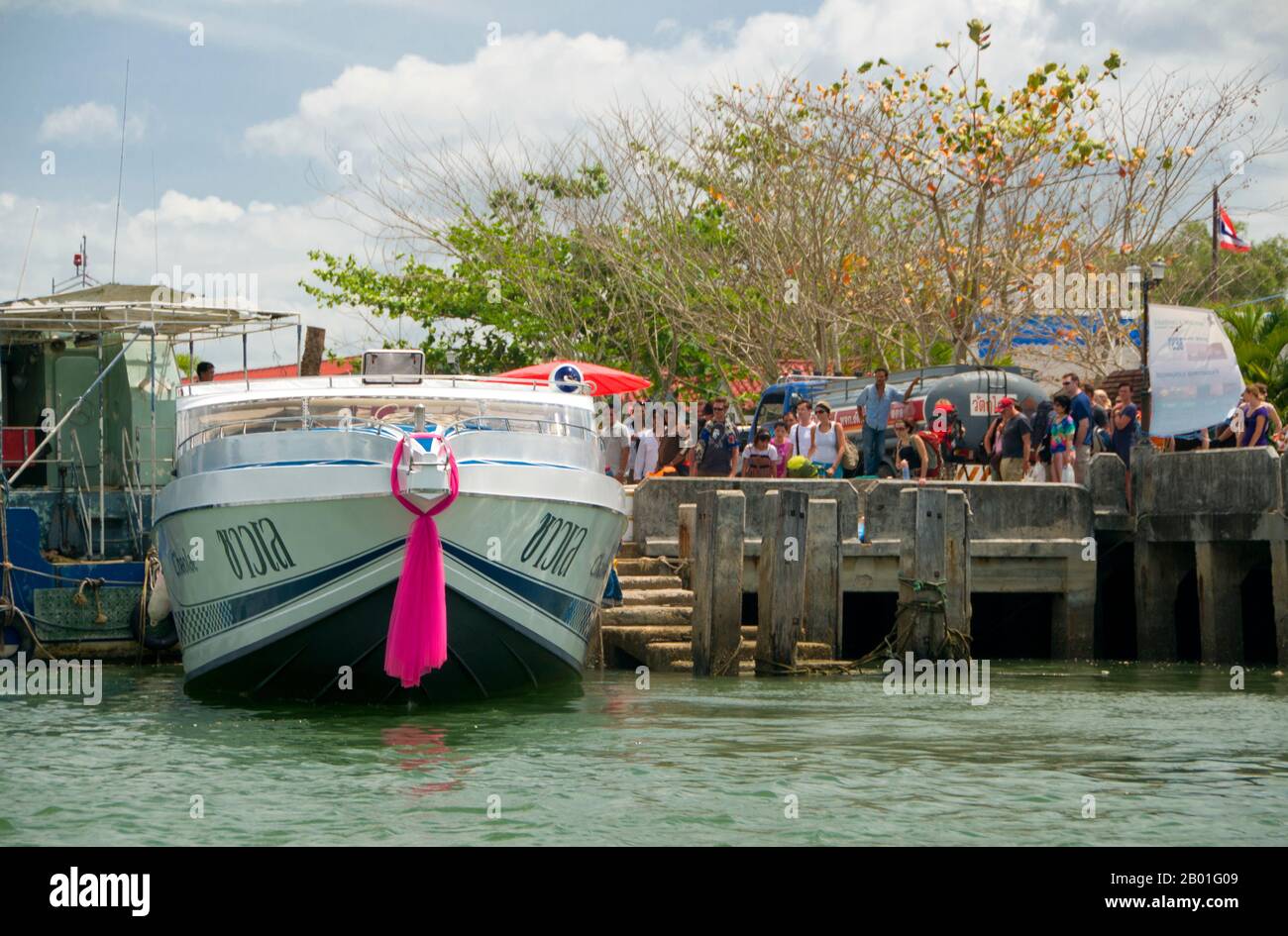 Thailandia: Tarutao motoscafo e turisti, Pak Bara. Pak Bara è una piccola città balneare e villaggio di pescatori nel sud della Thailandia circa 60km km (37 miglia) a nord-ovest del capoluogo di provincia di Satun. Serve come punto di partenza per le visite al Parco Nazionale Marino di Mu Ko Phetra e al Parco Nazionale Marino di Ko Tarutao. Foto Stock