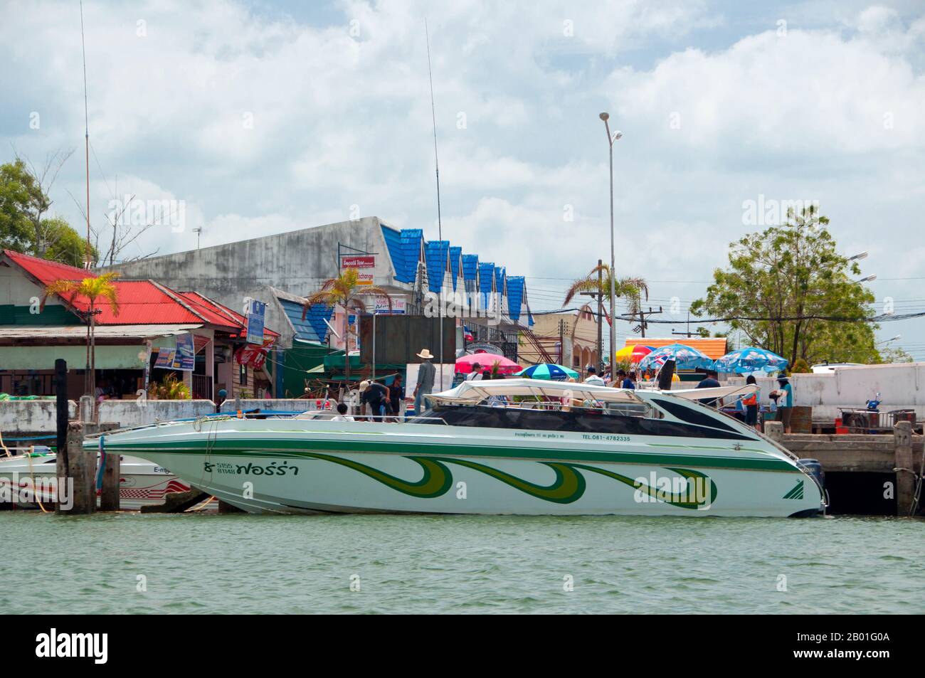 Thailandia: Tarutao motoscafo e turisti, Pak Bara. Pak Bara è una piccola città balneare e villaggio di pescatori nel sud della Thailandia circa 60km km (37 miglia) a nord-ovest del capoluogo di provincia di Satun. Serve come punto di partenza per le visite al Parco Nazionale Marino di Mu Ko Phetra e al Parco Nazionale Marino di Ko Tarutao. Foto Stock