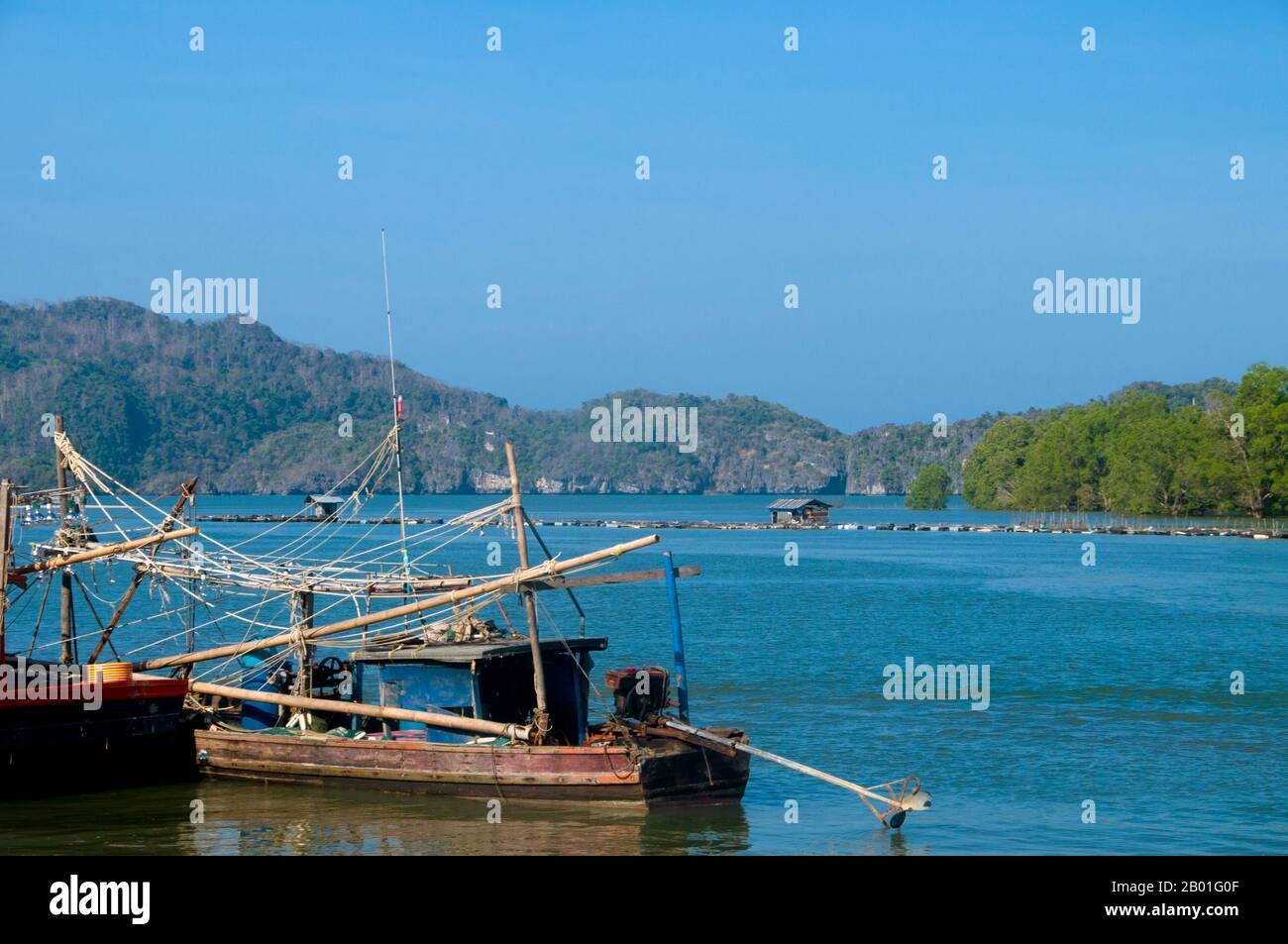 Thailandia: Estuario vicino al punto del traghetto, Pak Bara. Pak Bara è una piccola città balneare e villaggio di pescatori nel sud della Thailandia circa 60km km (37 miglia) a nord-ovest del capoluogo di provincia di Satun. Serve come punto di partenza per le visite al Parco Nazionale Marino di Mu Ko Phetra e al Parco Nazionale Marino di Ko Tarutao. Foto Stock