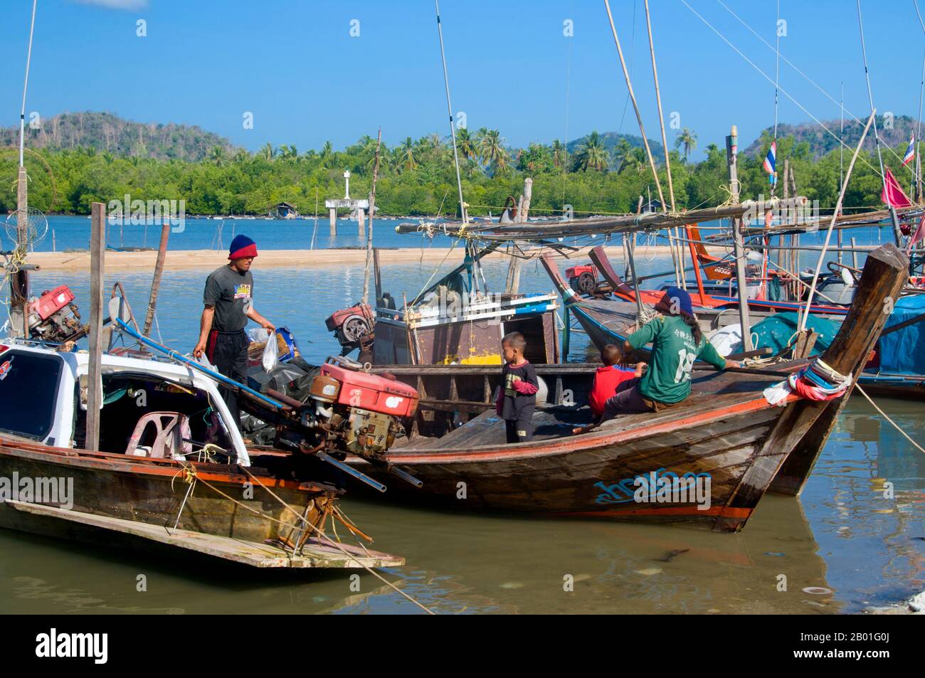 Thailandia: Barche da pesca, Pak Bara. Pak Bara è una piccola città balneare e villaggio di pescatori nel sud della Thailandia circa 60km km (37 miglia) a nord-ovest del capoluogo di provincia di Satun. Serve come punto di partenza per le visite al Parco Nazionale Marino di Mu Ko Phetra e al Parco Nazionale Marino di Ko Tarutao. Foto Stock