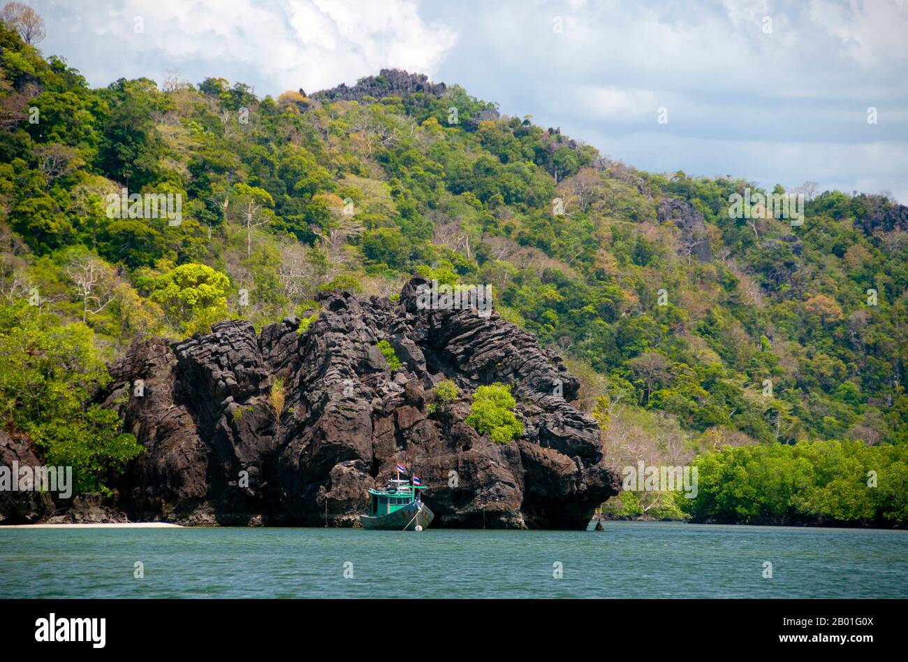Ao Pante Melaka è una lunga baia sulla costa nord-occidentale di Ko Tarutao, con una spiaggia di sabbia fine. Qui si trovano la sede centrale del Parco Nazionale Marino di Ko Tarutao, nonché un centro di servizi turistici che ospita una mostra che copre lo sfondo storico e naturale del parco. Il Parco Nazionale Marino di Ko Tarutao si compone di 51 isole in due gruppi principali sparsi attraverso il Mare delle Andamane nella Thailandia meridionale. Solo sette delle isole sono di qualsiasi dimensione, tra cui Ko Tarutao ad est, e Ko Adang-Ko Rawi ad ovest. A soli 5 miglia (8km) a sud si trova la frontiera marina con quella della Malesia Foto Stock