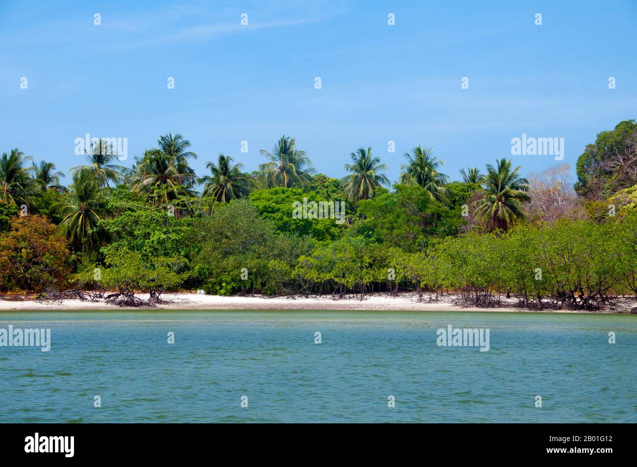 Thailandia: Ao Pante Malaka, Ko Tarutao, Ko Tarutao Marine National Park. Ao Pante Melaka è una lunga baia sulla riva nord-occidentale di Ko Tarutao, con una spiaggia di sabbia fine. Qui si trovano la sede centrale del Parco Nazionale Marino di Ko Tarutao e un centro di servizi turistici che ospita una mostra che copre lo sfondo storico e naturale del parco. Il Parco Nazionale Marino di Ko Tarutao consiste di 51 isole in due gruppi principali sparsi attraverso il Mare delle Andamane nella Thailandia più meridionale. Solo sette delle isole sono di qualsiasi dimensione, tra cui Ko Tarutao a est, e Ko Adang-Ko Rawi a ovest. Foto Stock