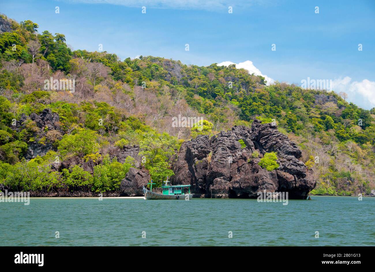 Thailandia: Barca parcheggiata, Ao Pante Malaka, Ko Tarutao, Ko Tarutao Marine National Park. Ao Pante Melaka è una lunga baia sulla riva nord-occidentale di Ko Tarutao, con una spiaggia di sabbia fine. Qui si trovano la sede centrale del Parco Nazionale Marino di Ko Tarutao e un centro di servizi turistici che ospita una mostra che copre lo sfondo storico e naturale del parco. Il Parco Nazionale Marino di Ko Tarutao consiste di 51 isole in due gruppi principali sparsi attraverso il Mare delle Andamane nella Thailandia più meridionale. Solo sette delle isole sono di qualsiasi dimensione, tra cui Ko Tarutao a est. Foto Stock