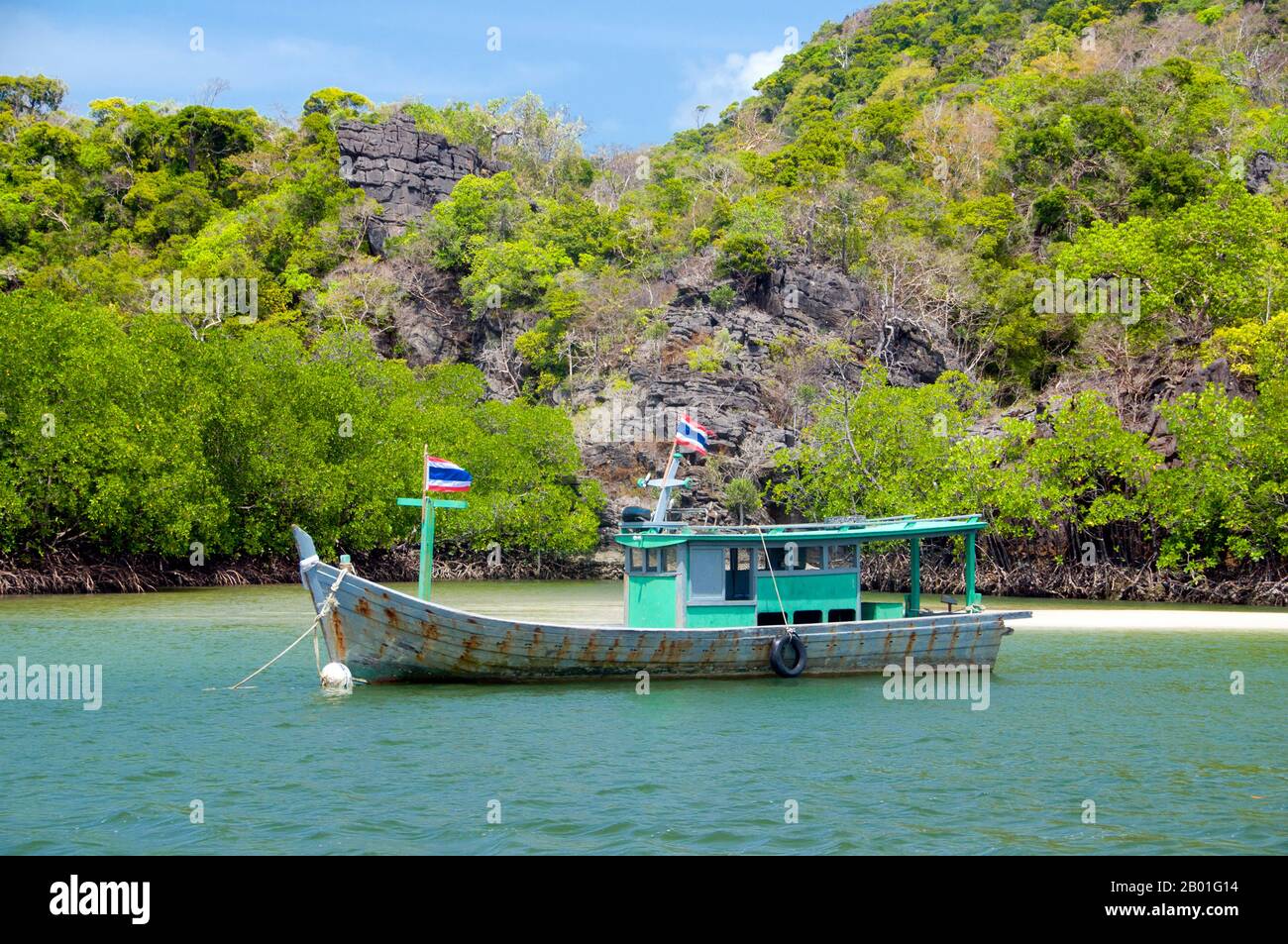 Thailandia: Barca parcheggiata, Ao Pante Malaka, Ko Tarutao, Ko Tarutao Marine National Park. Ao Pante Melaka è una lunga baia sulla riva nord-occidentale di Ko Tarutao, con una spiaggia di sabbia fine. Qui si trovano la sede centrale del Parco Nazionale Marino di Ko Tarutao e un centro di servizi turistici che ospita una mostra che copre lo sfondo storico e naturale del parco. Il Parco Nazionale Marino di Ko Tarutao consiste di 51 isole in due gruppi principali sparsi attraverso il Mare delle Andamane nella Thailandia più meridionale. Solo sette delle isole sono di qualsiasi dimensione, tra cui Ko Tarutao a est. Foto Stock