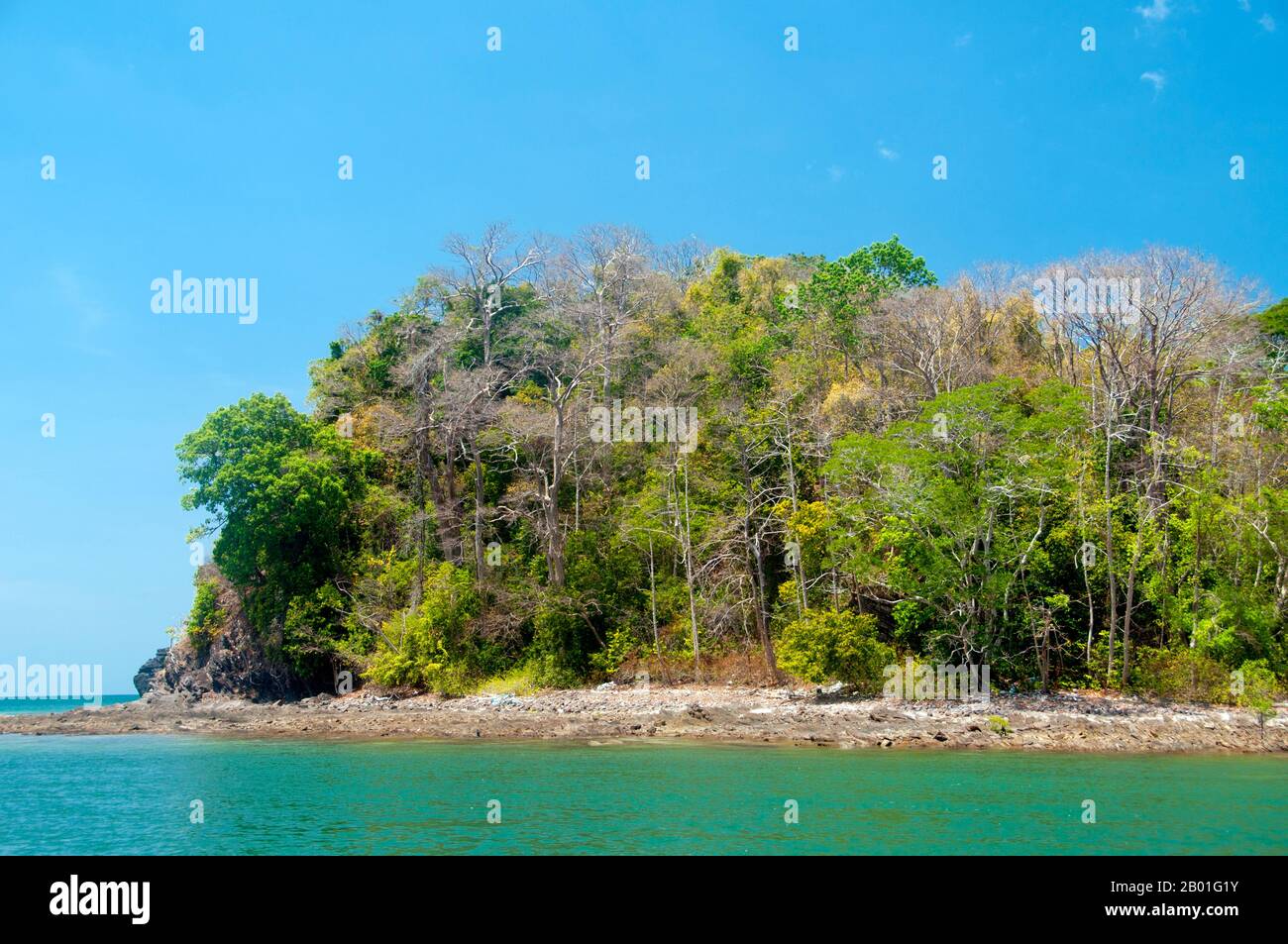 Thailandia: Ao Pante Malaka, Ko Tarutao, Ko Tarutao Marine National Park. Ao Pante Melaka è una lunga baia sulla riva nord-occidentale di Ko Tarutao, con una spiaggia di sabbia fine. Qui si trovano la sede centrale del Parco Nazionale Marino di Ko Tarutao e un centro di servizi turistici che ospita una mostra che copre lo sfondo storico e naturale del parco. Il Parco Nazionale Marino di Ko Tarutao consiste di 51 isole in due gruppi principali sparsi attraverso il Mare delle Andamane nella Thailandia più meridionale. Solo sette delle isole sono di qualsiasi dimensione, tra cui Ko Tarutao a est, e Ko Adang-Ko Rawi a ovest. Foto Stock