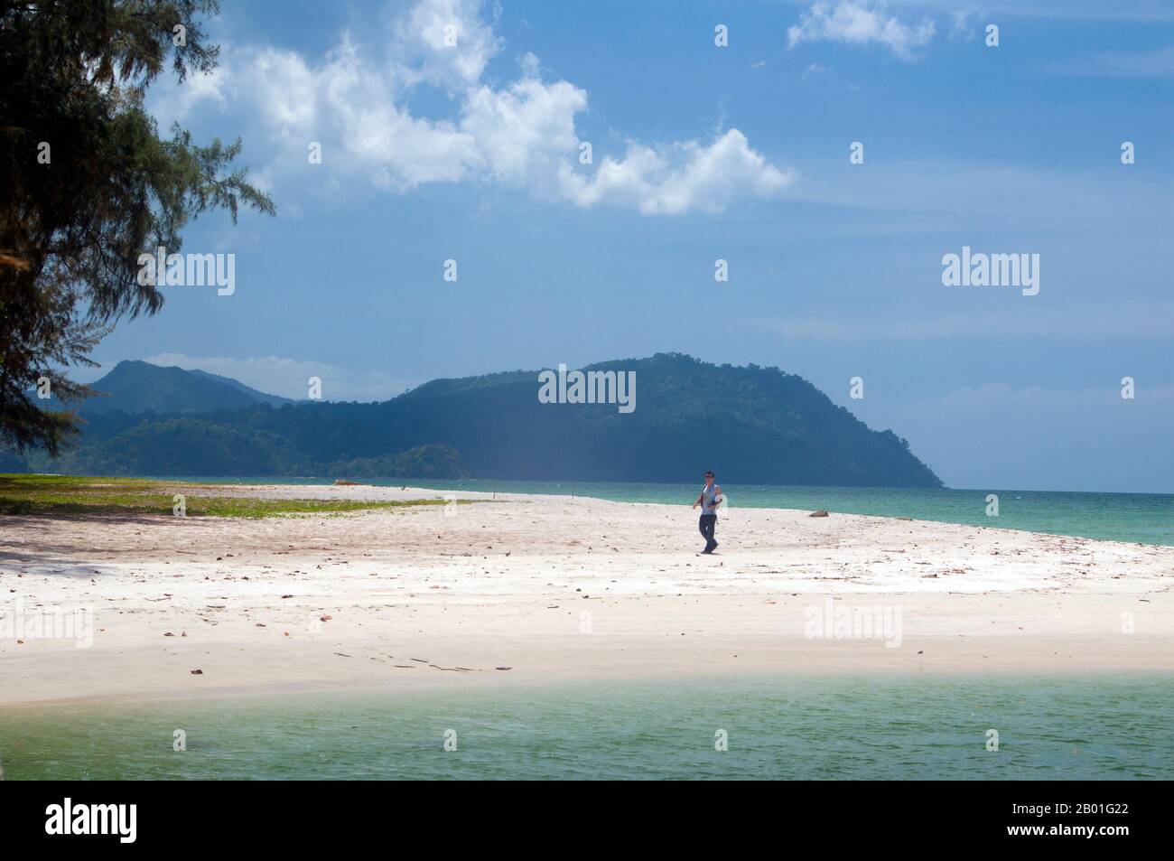 Thailandia: Spiaggia di Ao Pante Malaka, Ko Tarutao, Ko Tarutao Marine National Park. Ao Pante Melaka è una lunga baia sulla riva nord-occidentale di Ko Tarutao, con una spiaggia di sabbia fine. Qui si trovano la sede centrale del Parco Nazionale Marino di Ko Tarutao e un centro di servizi turistici che ospita una mostra che copre lo sfondo storico e naturale del parco. Il Parco Nazionale Marino di Ko Tarutao consiste di 51 isole in due gruppi principali sparsi attraverso il Mare delle Andamane nella Thailandia più meridionale. Solo sette delle isole sono di qualsiasi dimensione, tra cui Ko Tarutao a est. Foto Stock