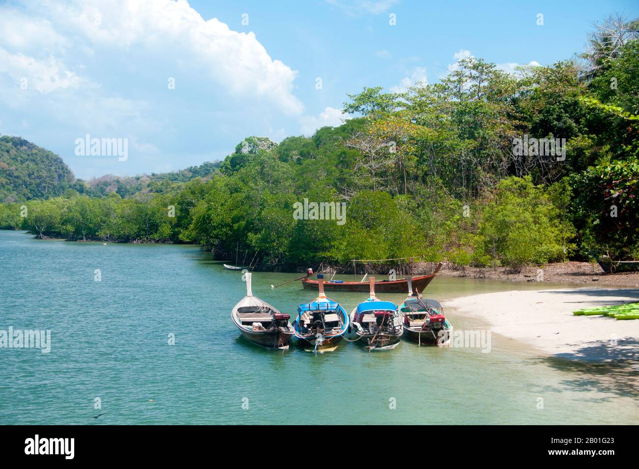 Thailandia: Barche tour, Ao Pante Malaka, Ko Tarutao, Ko Tarutao Marine National Park. Ao Pante Melaka è una lunga baia sulla riva nord-occidentale di Ko Tarutao, con una spiaggia di sabbia fine. Qui si trovano la sede centrale del Parco Nazionale Marino di Ko Tarutao e un centro di servizi turistici che ospita una mostra che copre lo sfondo storico e naturale del parco. Il Parco Nazionale Marino di Ko Tarutao consiste di 51 isole in due gruppi principali sparsi attraverso il Mare delle Andamane nella Thailandia più meridionale. Solo sette delle isole sono di qualsiasi dimensione, tra cui Ko Tarutao a est. Foto Stock