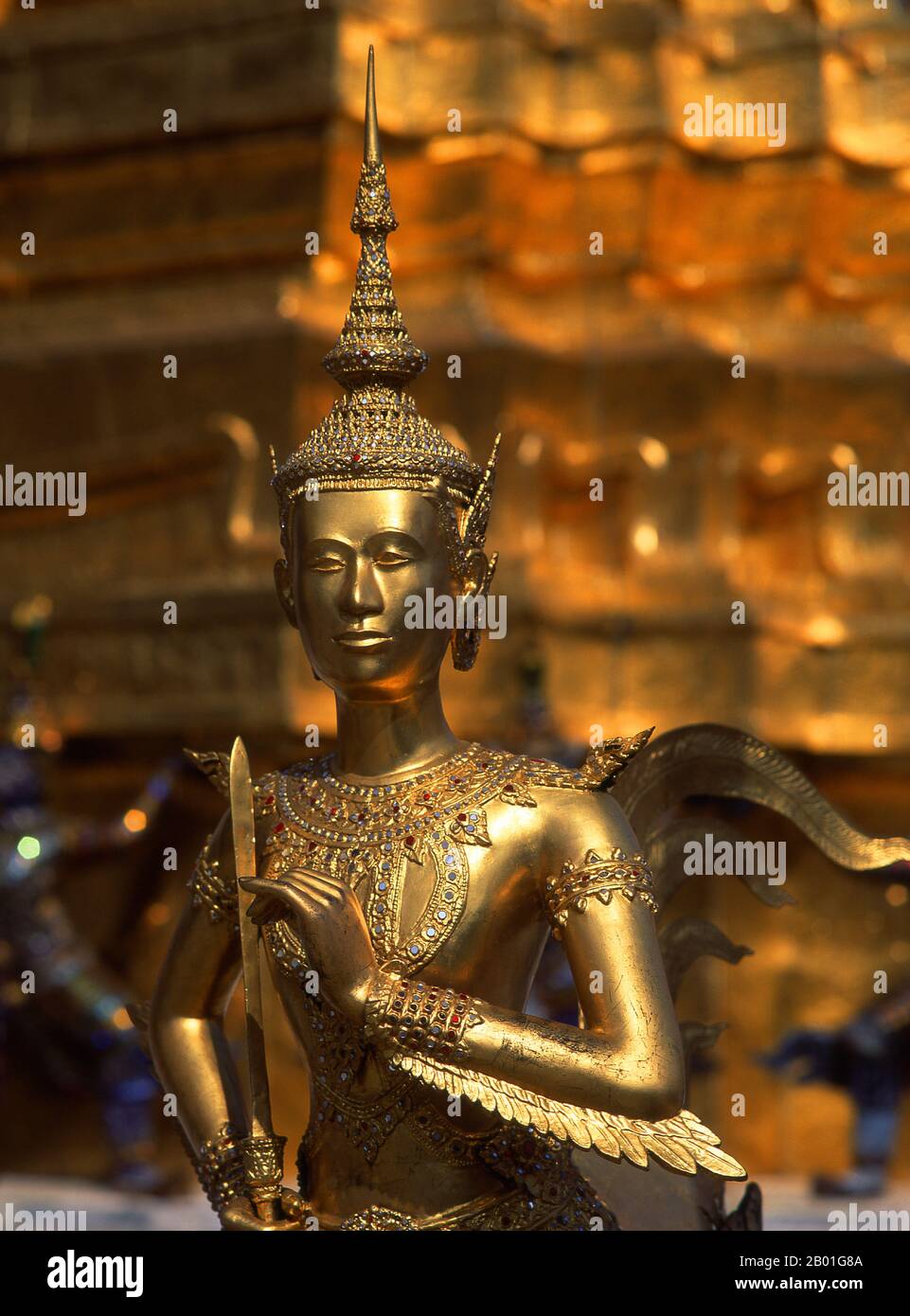 Thailandia: Kinnorn (metà superiore maschio e metà inferiore uccello), un essere mitologico dalla Foresta di Himavamsa, Wat Phra Kaew (Tempio del Buddha di Smeraldo), Bangkok. Wat Phra Kaew (Tempio del Buddha di Smeraldo); il nome ufficiale completo Wat Phra si Rattana Satsadaram è considerato il tempio buddista più sacro della Thailandia. Si trova all'interno dei recinti del Grand Palace. Il Grand Palace servì come residenza ufficiale dei Re di Thailandia dal 18th ° secolo in poi. La costruzione del Palazzo iniziò nel 1782, durante il regno del re Rama I. Foto Stock Thailandia: Kinnorn (metà superiore maschio e metà inferiore uccello), un essere mitologico dalla Foresta di Himavamsa, Wat Phra Kaew (Tempio del Buddha di Smeraldo), Bangkok. Wat Phra Kaew (Tempio del Buddha di Smeraldo); il nome ufficiale completo Wat Phra si Rattana Satsadaram è considerato il tempio buddista più sacro della Thailandia. Si trova all'interno dei recinti del Grand Palace. Il Grand Palace servì come residenza ufficiale dei Re di Thailandia dal 18th ° secolo in poi. La costruzione del Palazzo iniziò nel 1782, durante il regno del re Rama I. Foto Stock