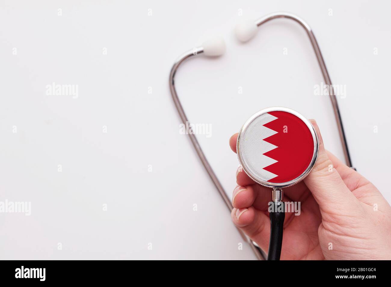 Concetto sanitario del Bahrain. Medico che detiene uno stetoscopio medico. Foto Stock