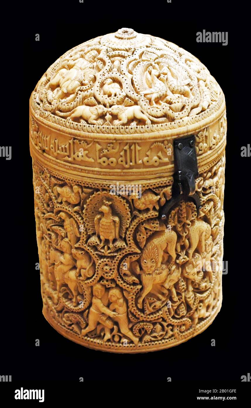 Spagna/al-Andalus: Il Pyxis del Principe Abu al-Mutarrif al-Mughira. Contenitore avorio da Cordoba, Spagna islamica, 968 CE. Questo pyxis cilindrico - una specie di scrigno - è stato scolpito nel 968 per il principe al-Mughira (figlio del defunto Caliph 'Abd al-Rahman III e fratellastro del regnante Caliph al-Hakam). E' il migliore esempio degli oggetti di lusso avorio realizzati per i membri della corte di Madinat al-Zahra (la residenza del califfo e la città del governo, fondata nei pressi di Cordoba nel 936). I suoi quattro medaglioni riccamente decorati sono collegati da bordi di fogliame delicatamente trafitto. Foto Stock