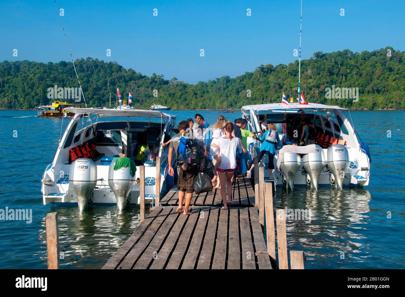 Thailandia: Motoscafi a Lam Ru pronti a portare i turisti alle isole Similan. Le isole Similan si trovano a circa 100 chilometri a nord-ovest di Phuket nel Mare delle Andamane. Nel 1982, questa area di 128 chilometri quadrati è stata dichiarata parco nazionale marino, e negli ultimi anni il gruppo di nove piccole isole (Similan è derivato dal sembilano malese, e significa nove) è diventato una delle principali attrazioni per i visitatori del sud della Thailandia. Le isole sono rinomate tra i subacquei per le loro ricche barriere coralline, le acque limpide e le spiagge incontaminate. I migliori mesi di immersione sono tra dicembre e maggio. Foto Stock