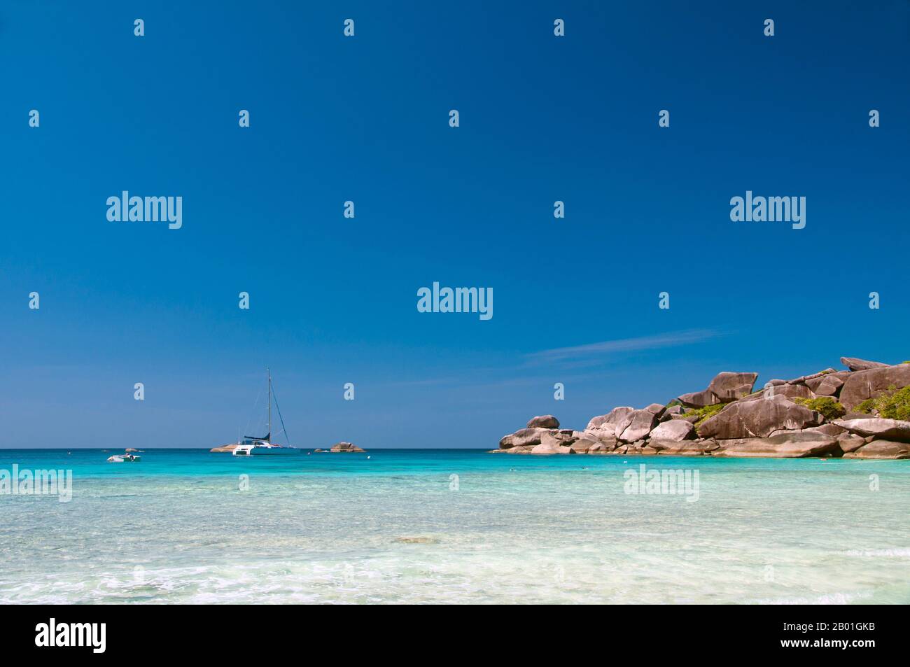 Thailandia: Baia di Donald Duck, Isola di Similan (Isola 8), Isole Similan. Le isole Similan si trovano a circa 100 chilometri a nord-ovest di Phuket nel Mare delle Andamane. Nel 1982, questa area di 128 chilometri quadrati è stata dichiarata parco nazionale marino, e negli ultimi anni il gruppo di nove piccole isole (Similan è derivato dal sembilano malese, e significa nove) è diventato una delle principali attrazioni per i visitatori del sud della Thailandia. Le isole sono rinomate tra i subacquei per le loro ricche barriere coralline, le acque limpide e le spiagge incontaminate. I migliori mesi di immersione sono tra dicembre e maggio. Foto Stock