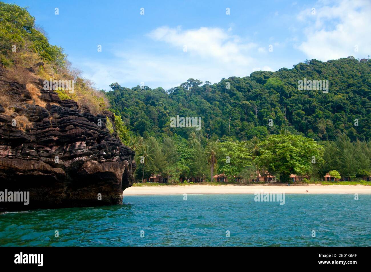 Thailandia: Ao Jak (Baia di Jak), Ko Tarutao, Parco Nazionale Marino di Ko Tarutao. Ao Pante Malaka è una lunga baia sulla riva nord-occidentale di Ko Tarutao, con una spiaggia di sabbia fine. Qui si trovano la sede centrale del Parco Nazionale Marino di Ko Tarutao e un centro di servizi turistici che ospita una mostra che copre lo sfondo storico e naturale del parco. Il Parco Nazionale Marino di Ko Tarutao consiste di 51 isole in due gruppi principali sparsi attraverso il Mare delle Andamane nella Thailandia più meridionale. Solo sette delle isole sono di qualsiasi dimensione, tra cui Ko Tarutao a est, e Ko Adang-Ko Rawi a ovest Foto Stock