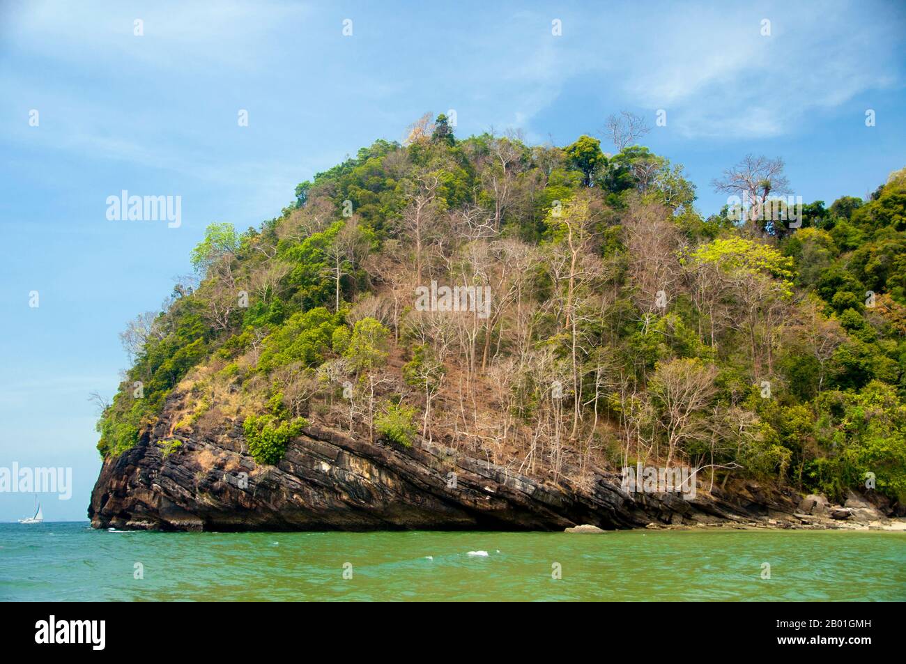 Thailandia: Ao Jak (Baia di Jak), Ko Tarutao, Parco Nazionale Marino di Ko Tarutao. Ao Pante Malaka è una lunga baia sulla riva nord-occidentale di Ko Tarutao, con una spiaggia di sabbia fine. Qui si trovano la sede centrale del Parco Nazionale Marino di Ko Tarutao e un centro di servizi turistici che ospita una mostra che copre lo sfondo storico e naturale del parco. Il Parco Nazionale Marino di Ko Tarutao consiste di 51 isole in due gruppi principali sparsi attraverso il Mare delle Andamane nella Thailandia più meridionale. Solo sette delle isole sono di qualsiasi dimensione, tra cui Ko Tarutao a est, e Ko Adang-Ko Rawi a ovest Foto Stock