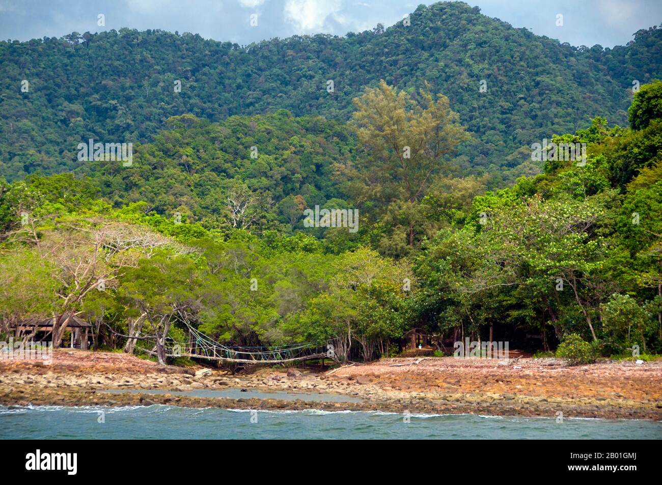 Thailandia: Ao Son (Son Bay), Ko Tarutao, Ko Tarutao Marine National Park. Ao Pante Malaka è una lunga baia sulla riva nord-occidentale di Ko Tarutao, con una spiaggia di sabbia fine. Qui si trovano la sede centrale del Parco Nazionale Marino di Ko Tarutao e un centro di servizi turistici che ospita una mostra che copre lo sfondo storico e naturale del parco. Il Parco Nazionale Marino di Ko Tarutao consiste di 51 isole in due gruppi principali sparsi attraverso il Mare delle Andamane nella Thailandia più meridionale. Solo sette delle isole sono di qualsiasi dimensione, tra cui Ko Tarutao a est, e Ko Adang-Ko Rawi a ovest Foto Stock