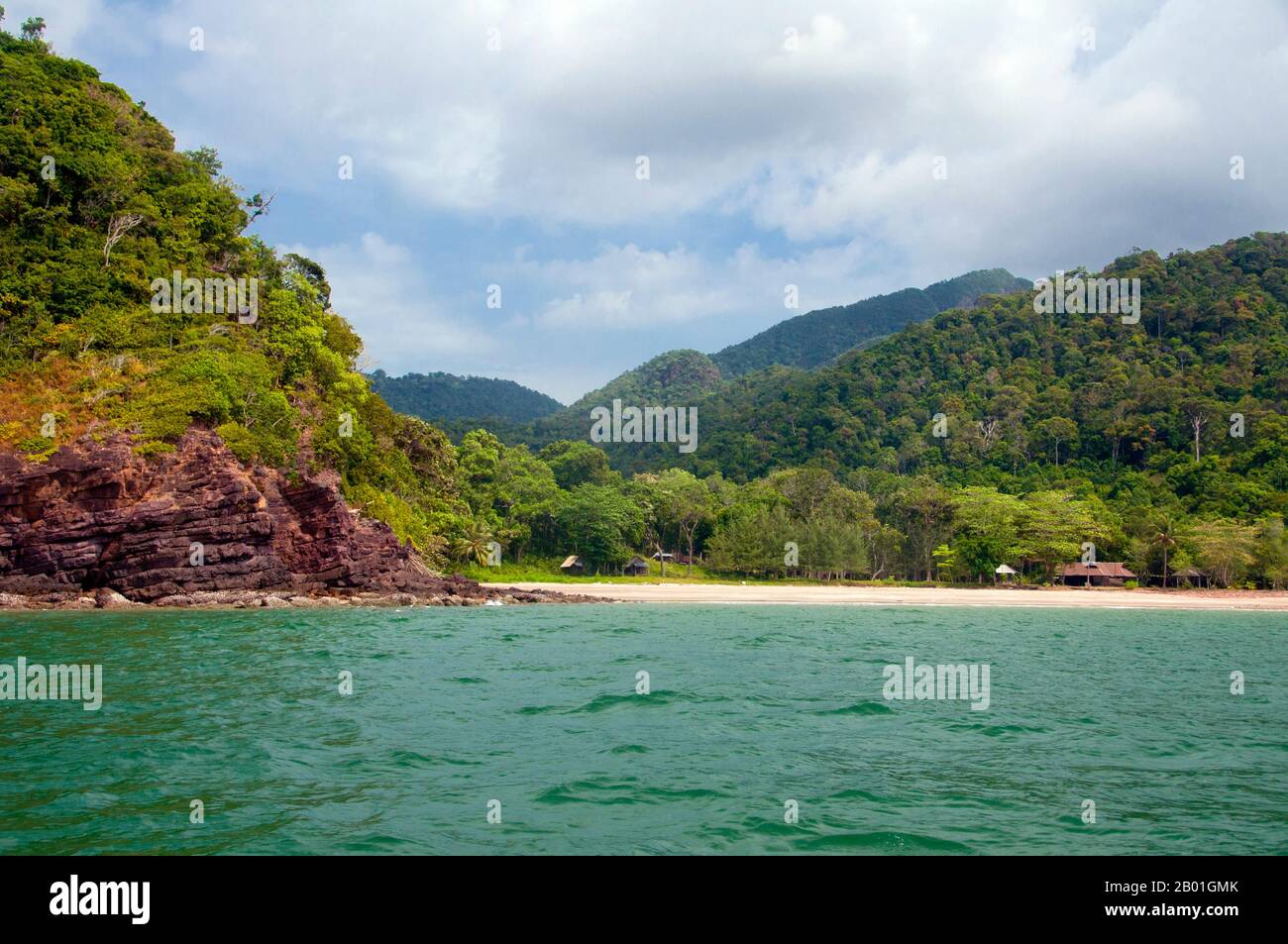 Thailandia: Ao Son (Son Bay), Ko Tarutao, Ko Tarutao Marine National Park. Ao Pante Malaka è una lunga baia sulla riva nord-occidentale di Ko Tarutao, con una spiaggia di sabbia fine. Qui si trovano la sede centrale del Parco Nazionale Marino di Ko Tarutao e un centro di servizi turistici che ospita una mostra che copre lo sfondo storico e naturale del parco. Il Parco Nazionale Marino di Ko Tarutao consiste di 51 isole in due gruppi principali sparsi attraverso il Mare delle Andamane nella Thailandia più meridionale. Solo sette delle isole sono di qualsiasi dimensione, tra cui Ko Tarutao a est, e Ko Adang-Ko Rawi a ovest Foto Stock