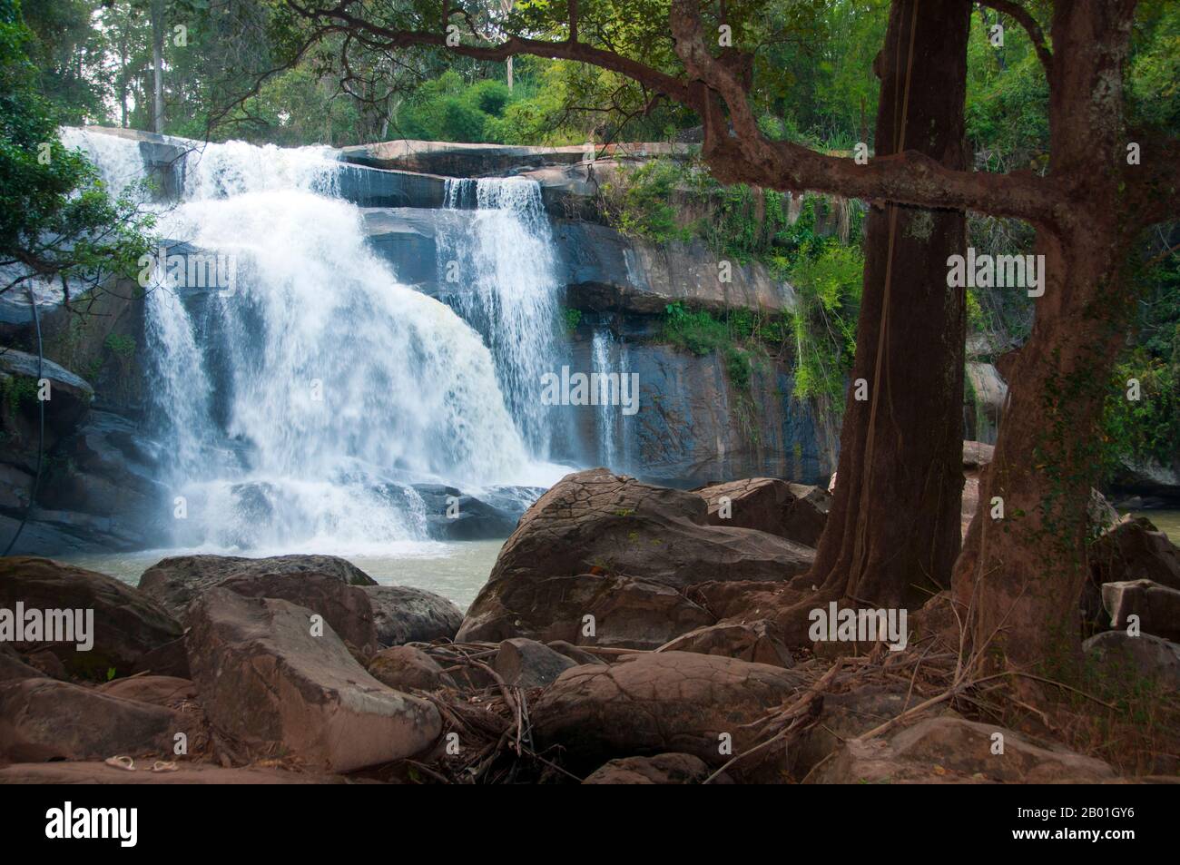 Thailandia: Cascata di TAT Huang (Nam Tok Nam Hueang), nota anche come cascata Thai-Lao o cascata internazionale, Parco nazionale di Phu Suan Sai, distretto di Na Haeo, provincia di Loei. La provincia di Loei (Thai: เลย) si trova nella parte superiore del nord-est della Thailandia. Le province limitrofe sono (da est in senso orario) Nong Khai, Udon Thani, Nongbua Lamphu, Khon Kaen, Phetchabun, Phitsanulok. A nord confina con le province di Xaignabouli e Vientiane del Laos. La provincia è coperta da basse montagne, mentre la capitale Loei si trova in un bacino fertile. Foto Stock