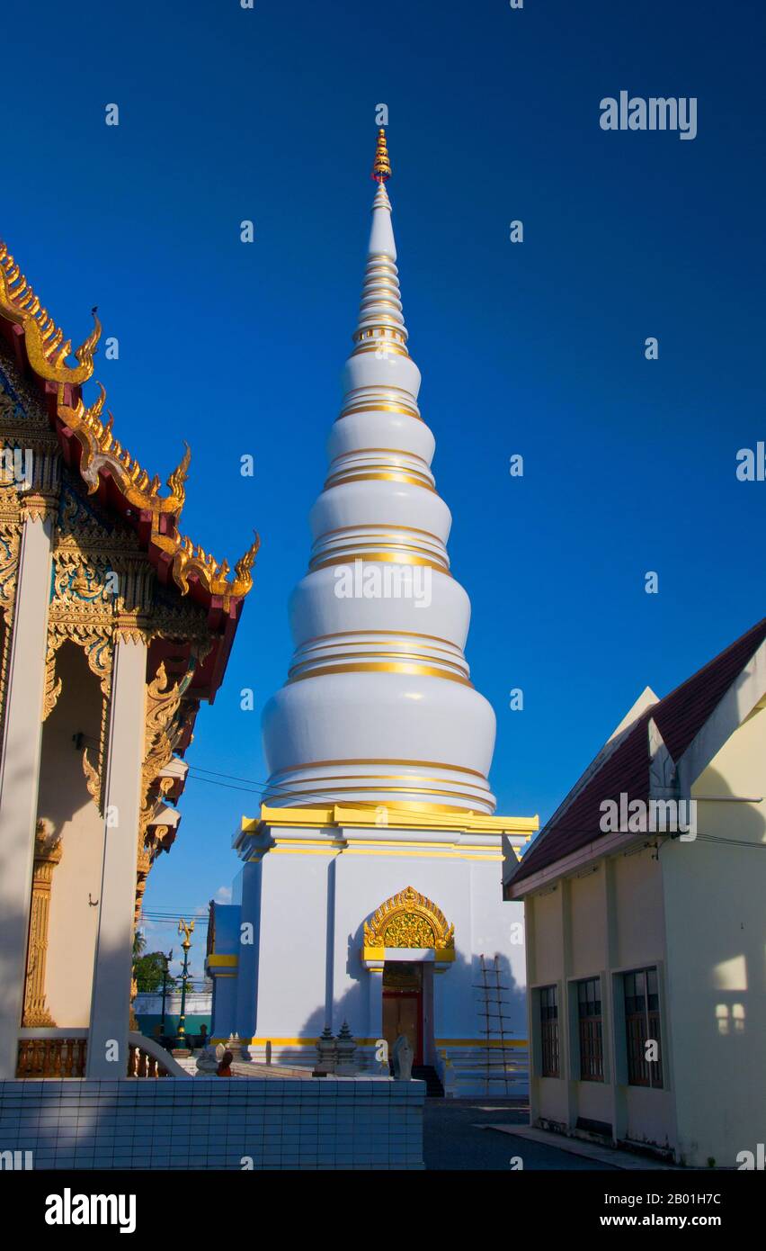 Thailandia: Chedi, Wat Tantayaphirom, provincia di Trang. Trang è stato un centro commerciale almeno dal i secolo d.C. Crebbe fino al potere e alla prosperità tra il VII e il XIII secolo durante il periodo Srivijaya e rimane oggi un'importante città commerciale. La gomma, l'olio di palma e la pesca sono i pilastri dell'economia della provincia. Il turismo sta avendo un impatto crescente poiché la costa di Anadaman e le isole di Trang sono sempre più sviluppate e diffuse. La città ha un forte carattere cinese d'oltremare (e quindi buoni ristoranti cinesi). Foto Stock