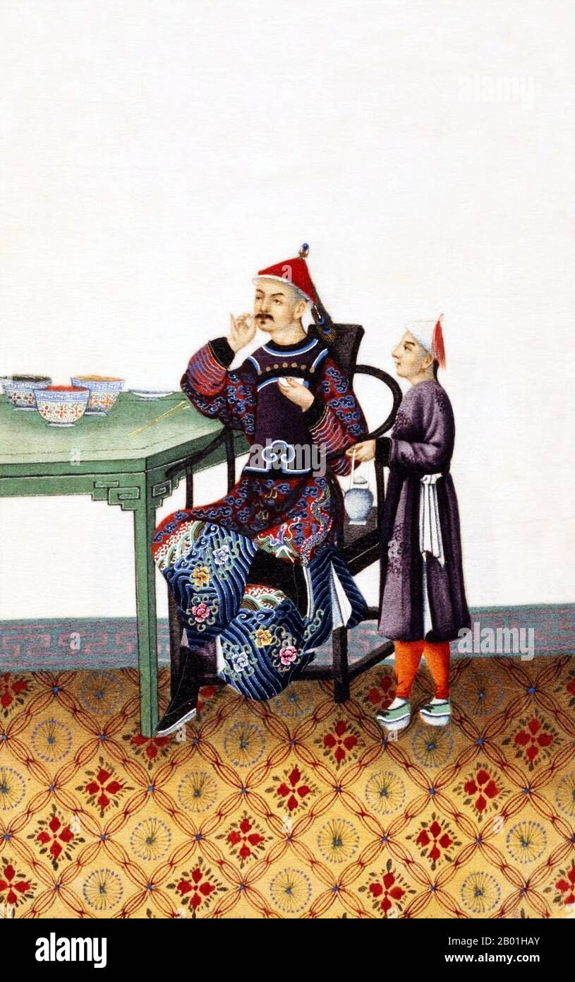 Cina: Rappresentazione dipinta a mano di maestro e servo nell'alta società della dinastia Qing del XIX secolo. Scene di servizio da un piccolo album noto come "Chinese Drawings: Court and Society", che mostrano lo stile e la moda contemporanei alla Qing Court. La dinastia Qing fu l'ultima dinastia della Cina, che governò dal 1644 al 1912. I governanti Qing appartenevano al clan Jurchen Aisin Gioro, una tribù nomade che ebbe origine a nord-est della grande Muraglia nell'attuale Cina nord-orientale. Nel corso del suo regno, i Qing si integrarono fortemente con la cultura cinese. Foto Stock
