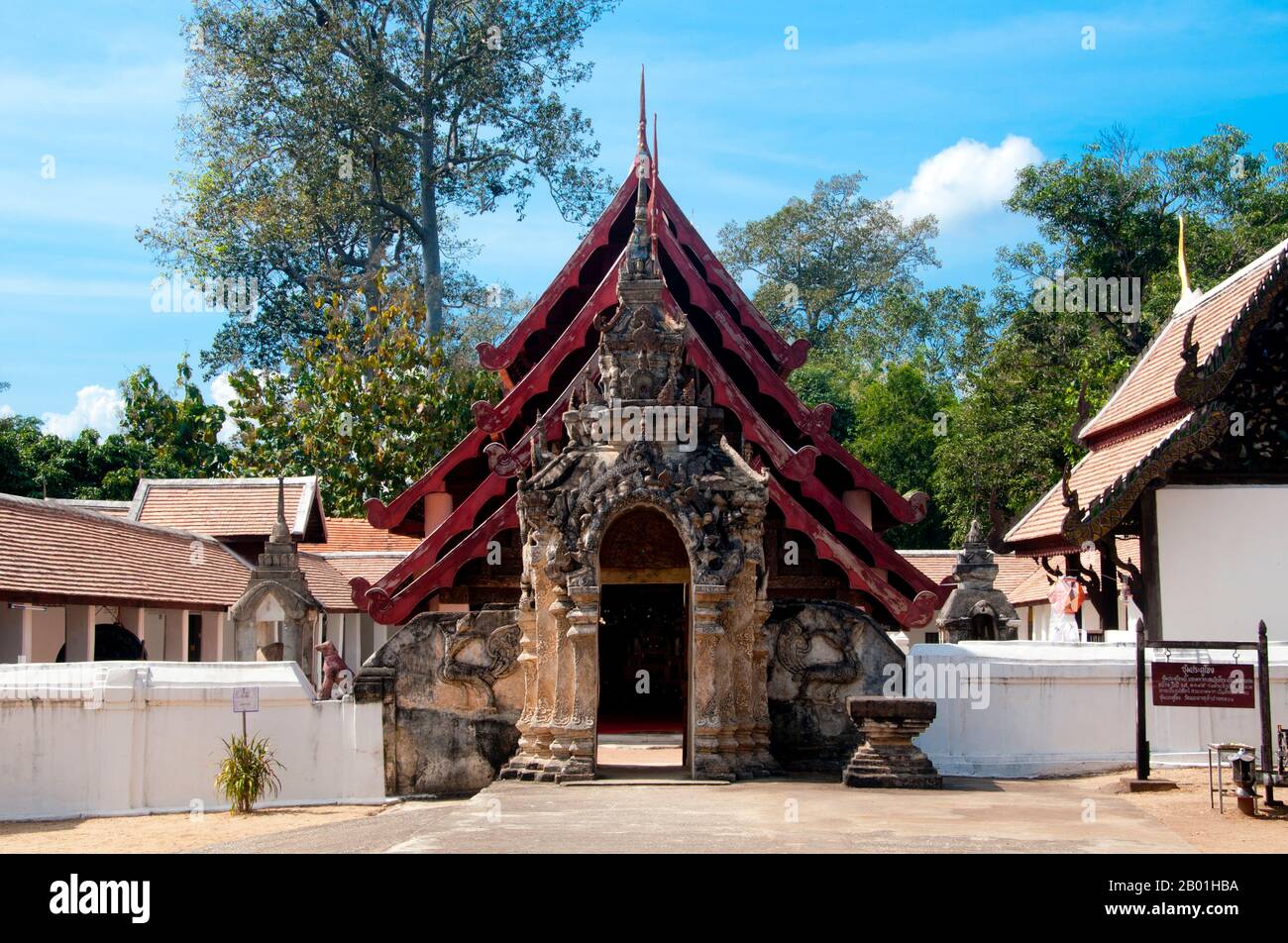 Thailandia: Front gate and viharn, Wat Lai Hin, provincia di Lampang. Wat Lai Hin Kaew Chang Yuan (Tempio dell'elefante in piedi con la spalla di pietra) fu originariamente costruito nel 1683. Foto Stock
