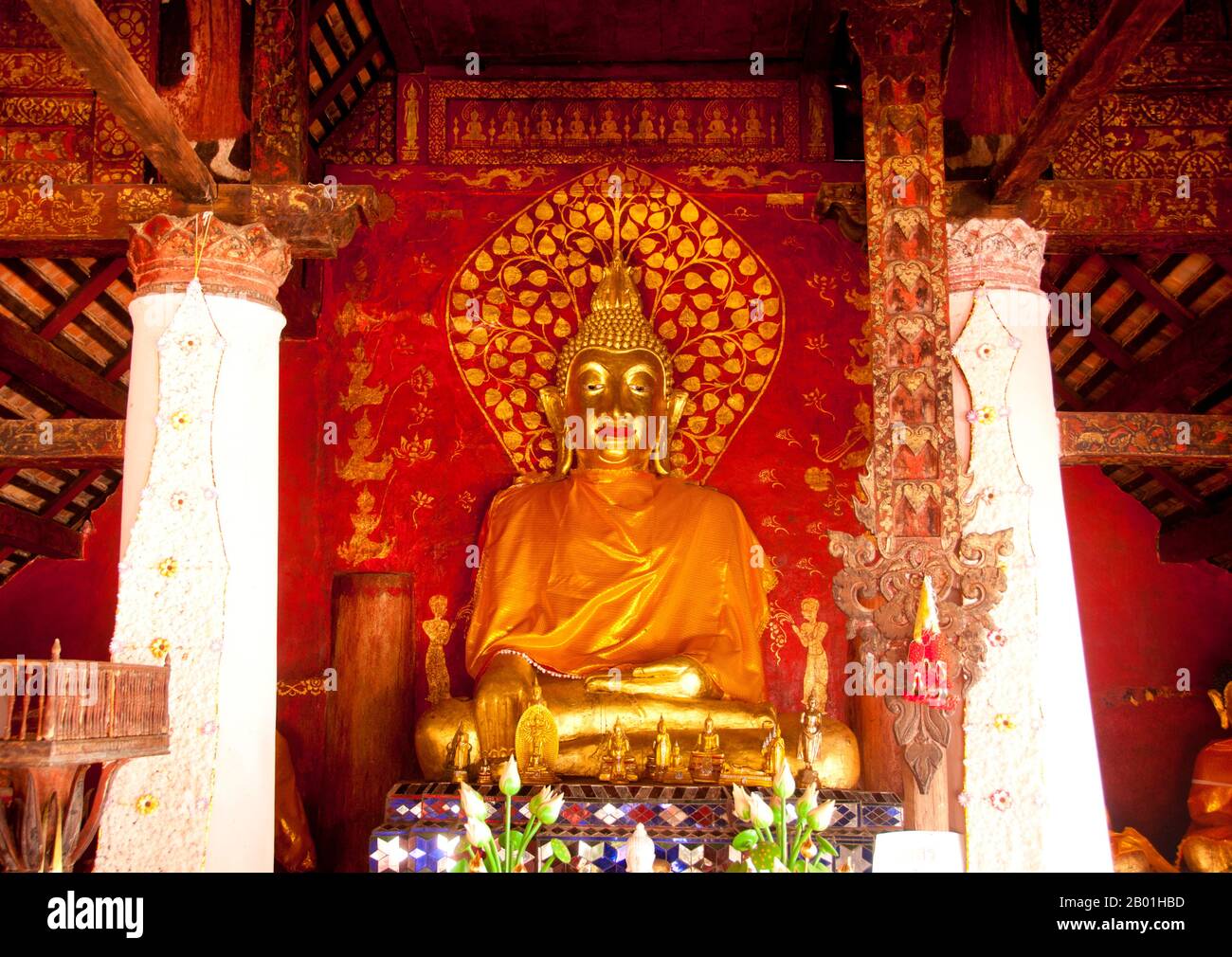 Thailandia: Buddha nel viharn, Wat Lai Hin, provincia di Lampang. Wat Lai Hin Kaew Chang Yuan (Tempio dell'elefante in piedi con la spalla di pietra) fu originariamente costruito nel 1683. Foto Stock