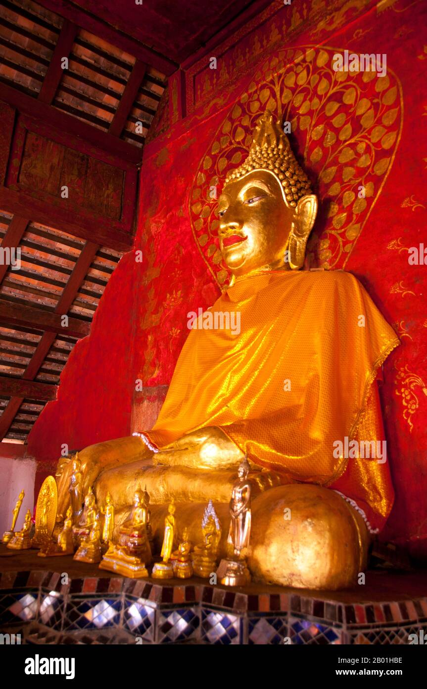 Thailandia: Buddha nel viharn, Wat Lai Hin, provincia di Lampang. Wat Lai Hin Kaew Chang Yuan (Tempio dell'elefante in piedi con la spalla di pietra) fu originariamente costruito nel 1683. Foto Stock