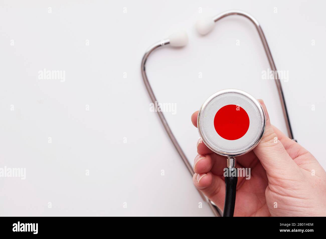 Concetto di assistenza sanitaria in Giappone. Medico che detiene uno stetoscopio medico. Foto Stock