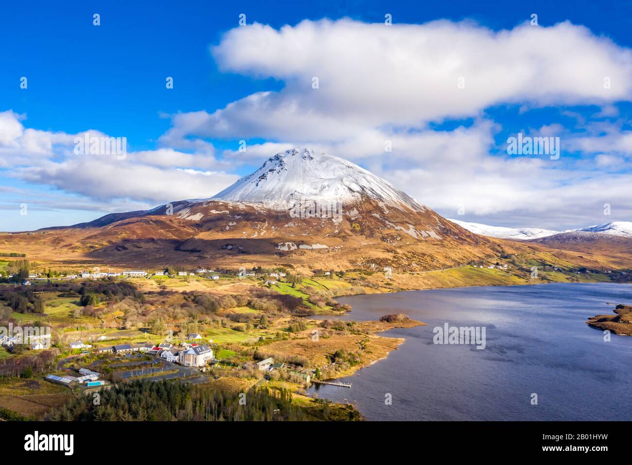 Veduta aerea del Monte Errigal, la montagna più alta di Donegal - Irlanda. Foto Stock